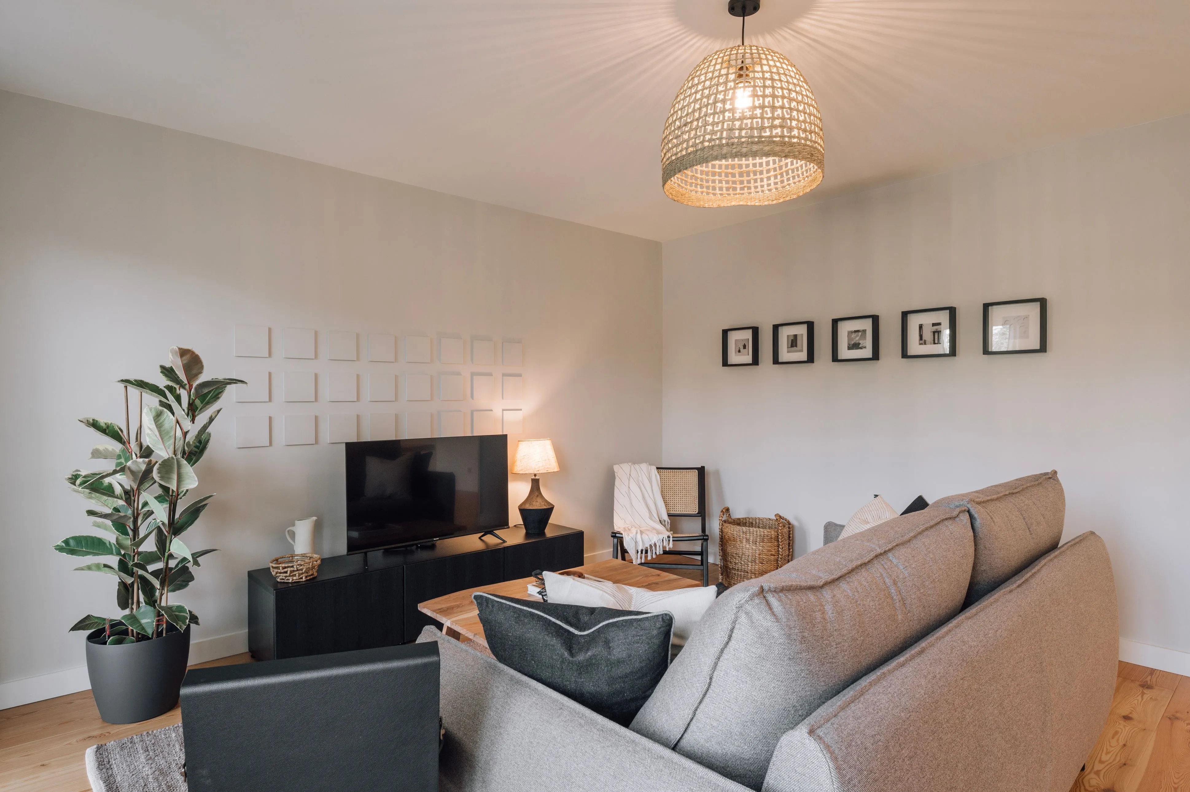 Airy Lisbon 2-bed Flat With High-speed Fiber, External Displays & Pro Workspace Setup #2