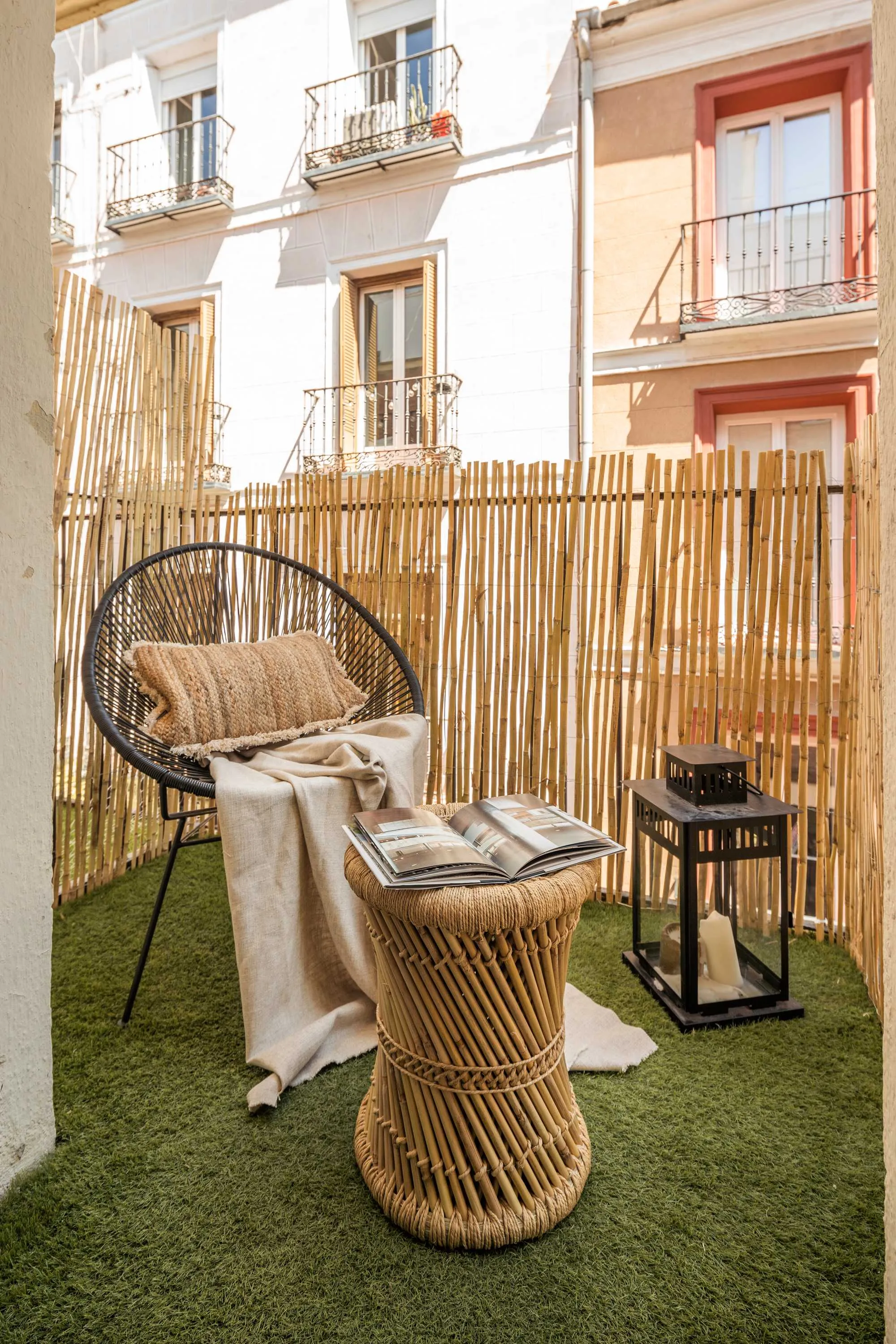 Luxurious Madrid Flat With Pro Workspace & Modern Kitchen For Remote Professionals #4