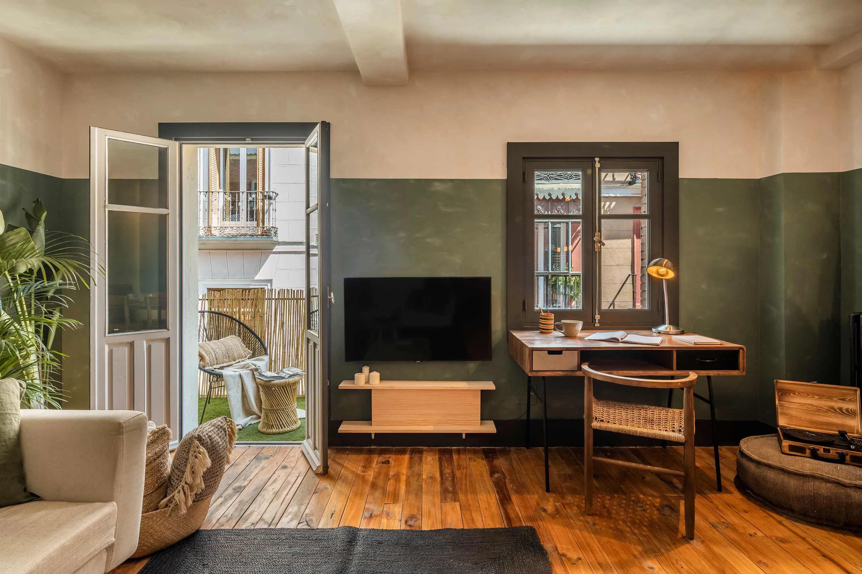Luxurious Madrid Flat With Pro Workspace & Modern Kitchen For Remote Professionals #3
