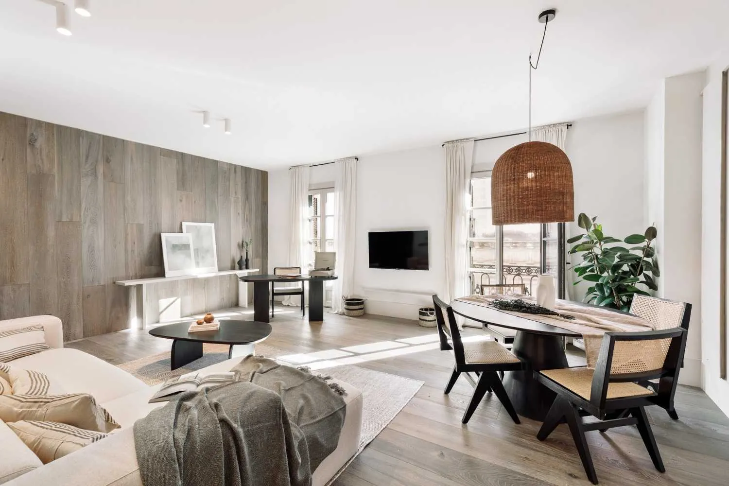 Spacious Barcelona Flat With High-speed Fiber & Pro Home Office Setup For Digital Nomads #2