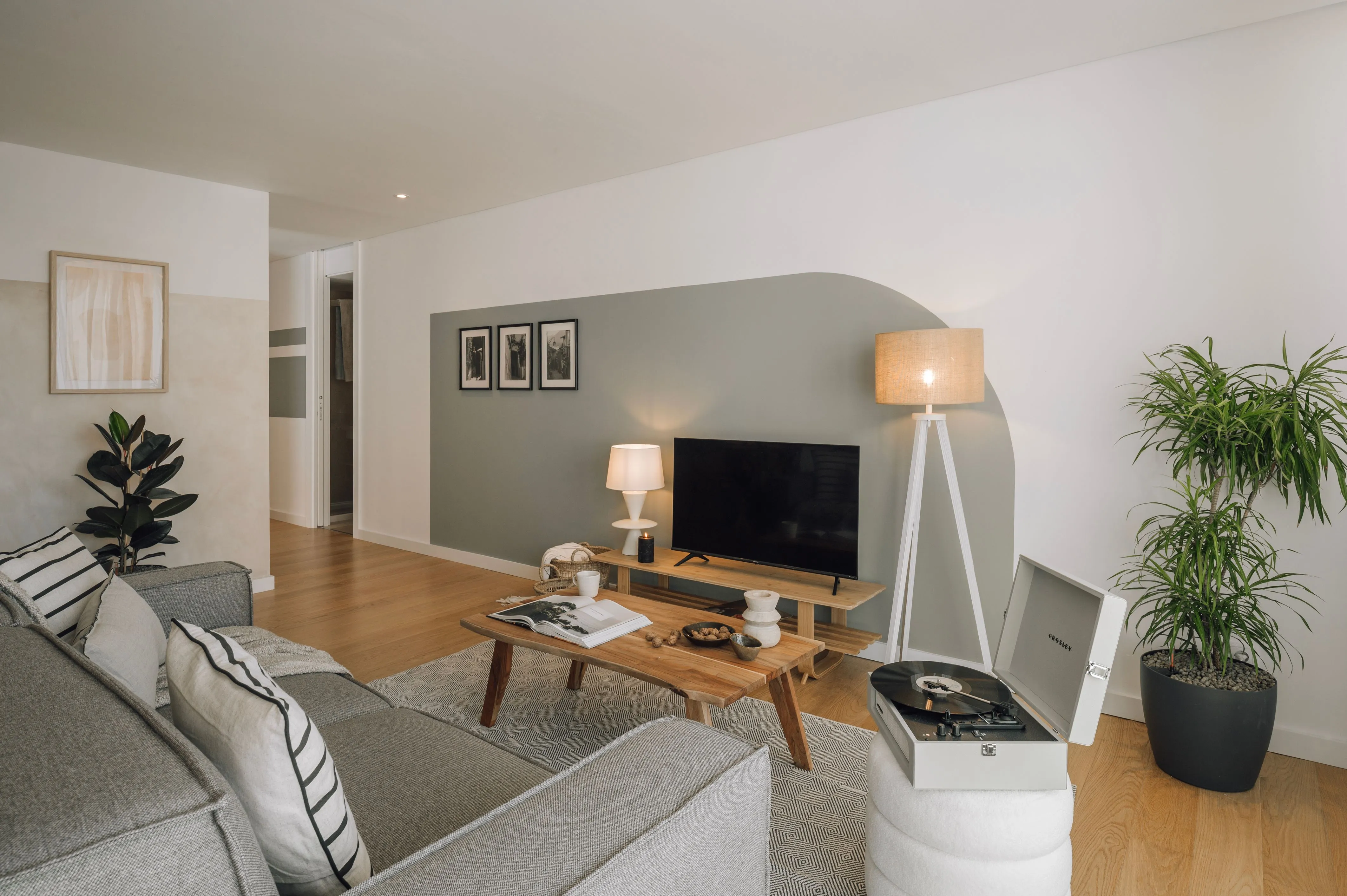Upscale Lisbon Flat With Gigabit Internet & Professional Home Office Setup #4