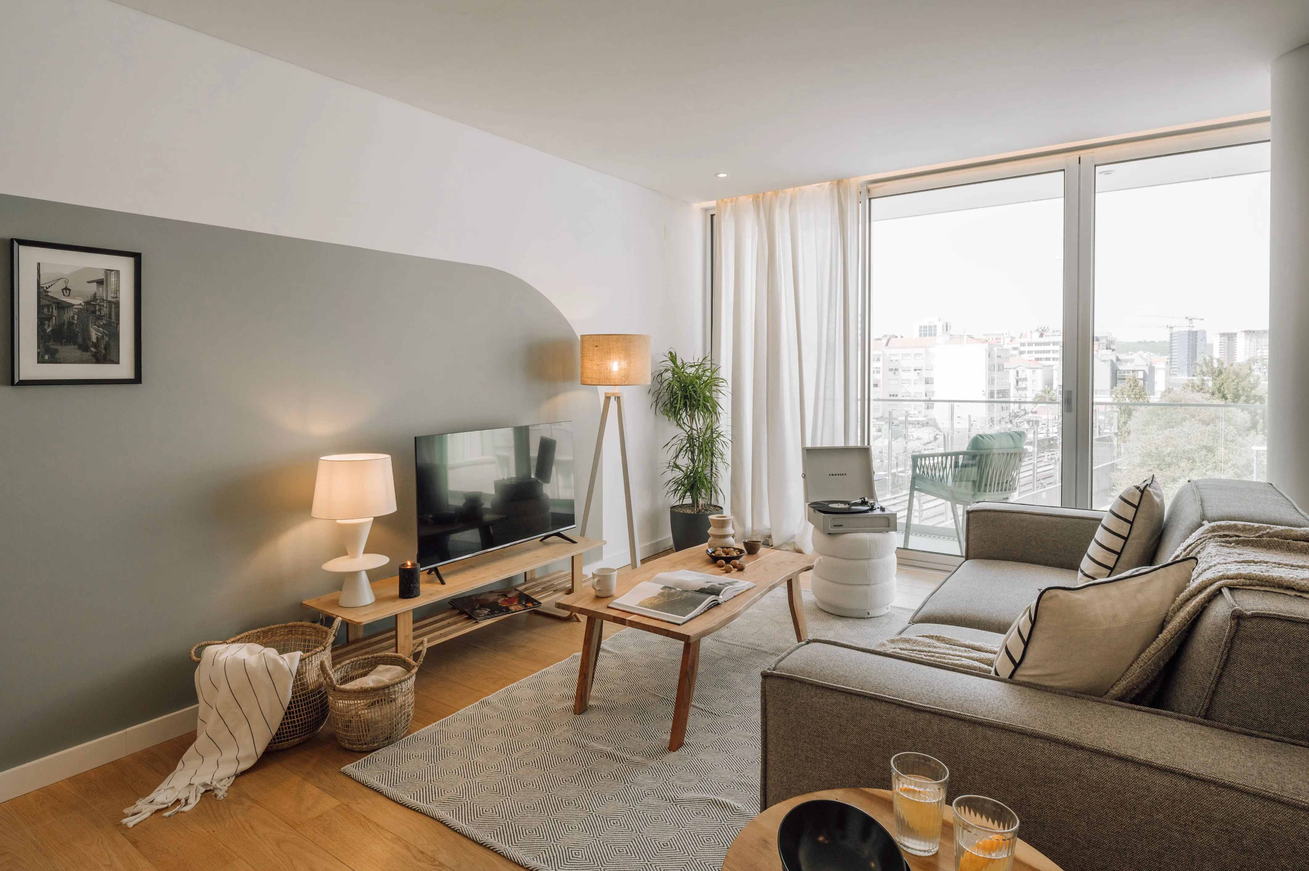 Upscale Lisbon Flat With Gigabit Internet & Professional Home Office Setup #2