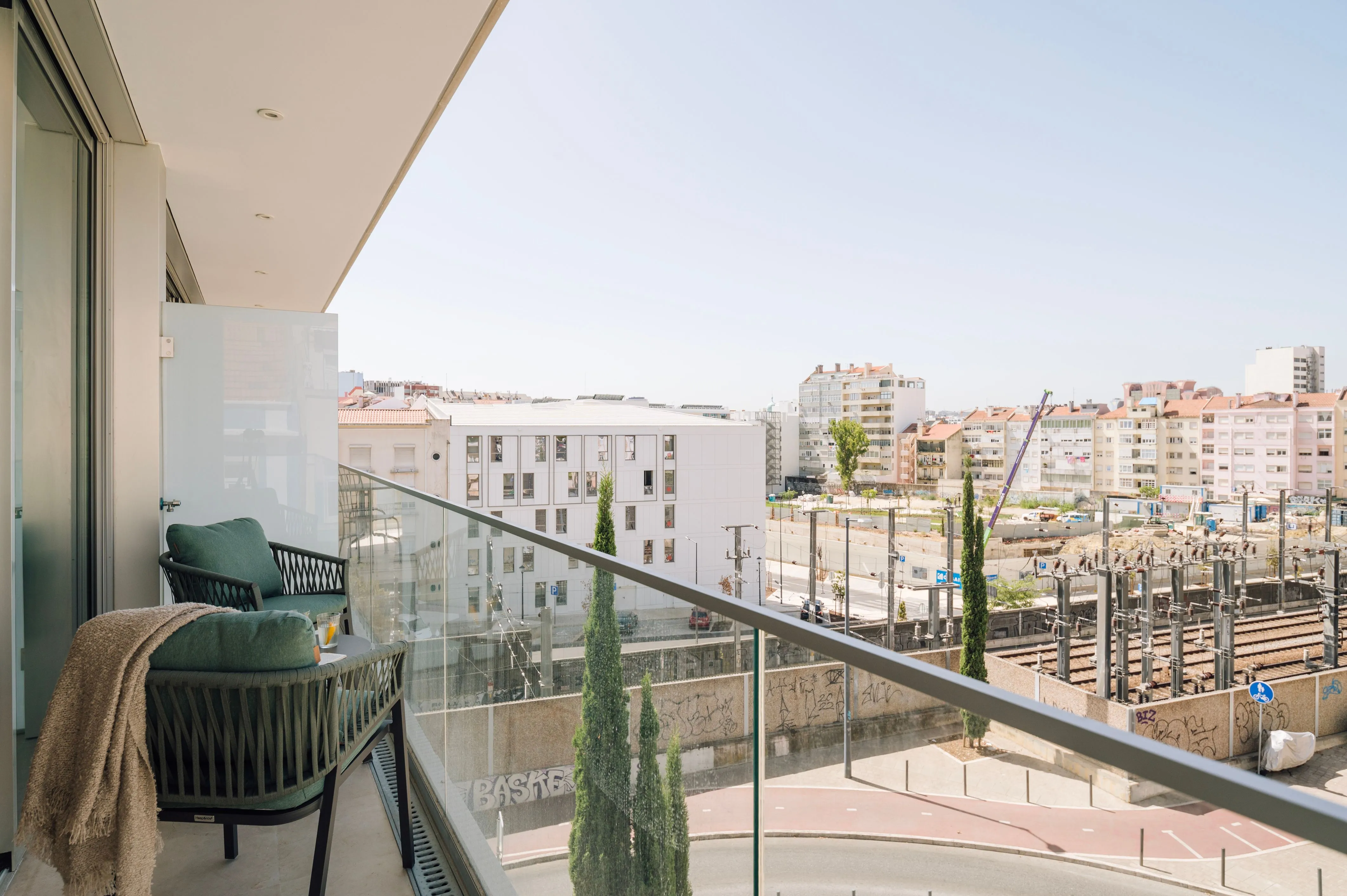 Upscale Lisbon Flat With Gigabit Internet & Professional Home Office Setup #3