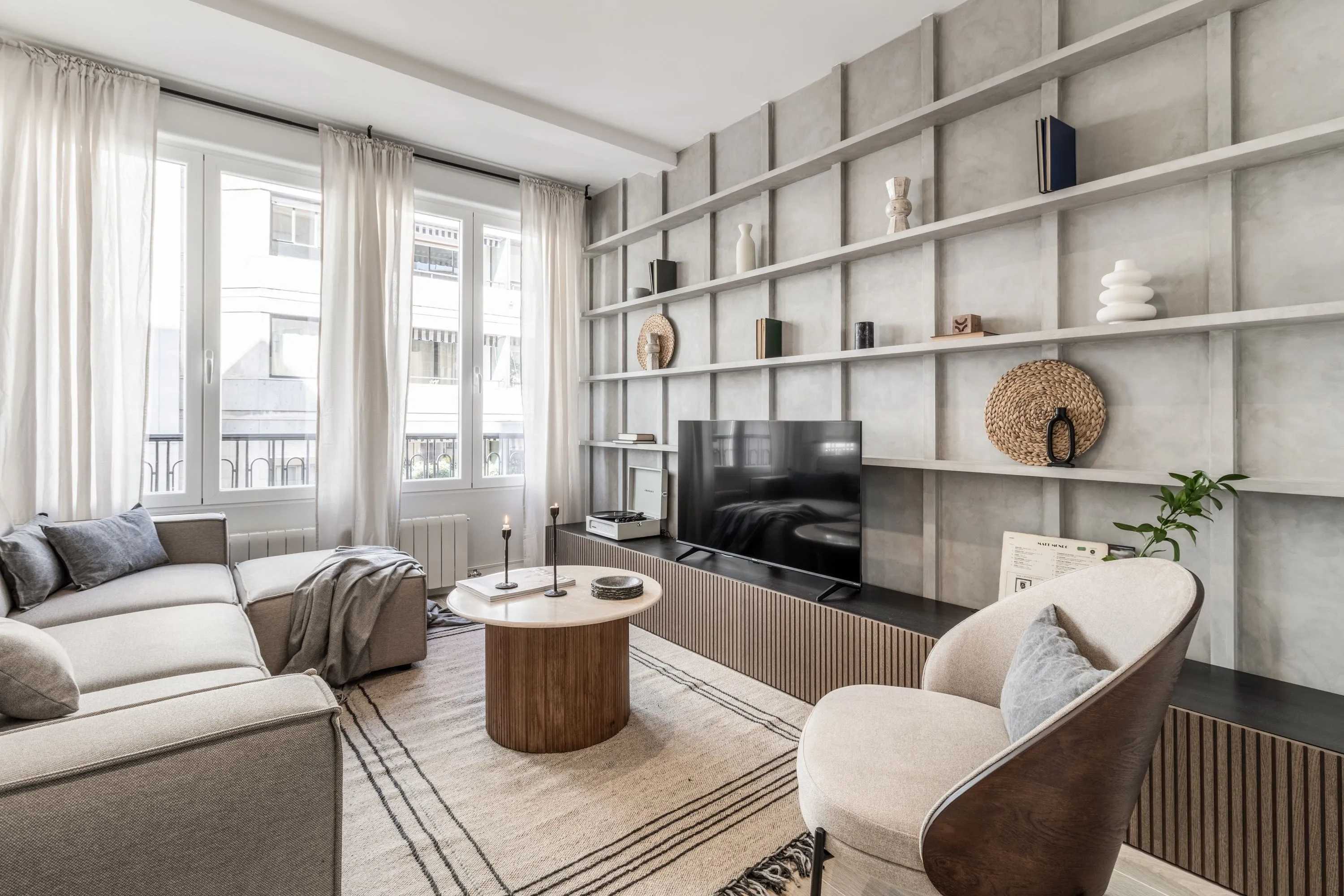 Stylish Madrid Flat With Dual Monitors, Chef's Kitchen, And High-speed Fiber For Remote Work #3