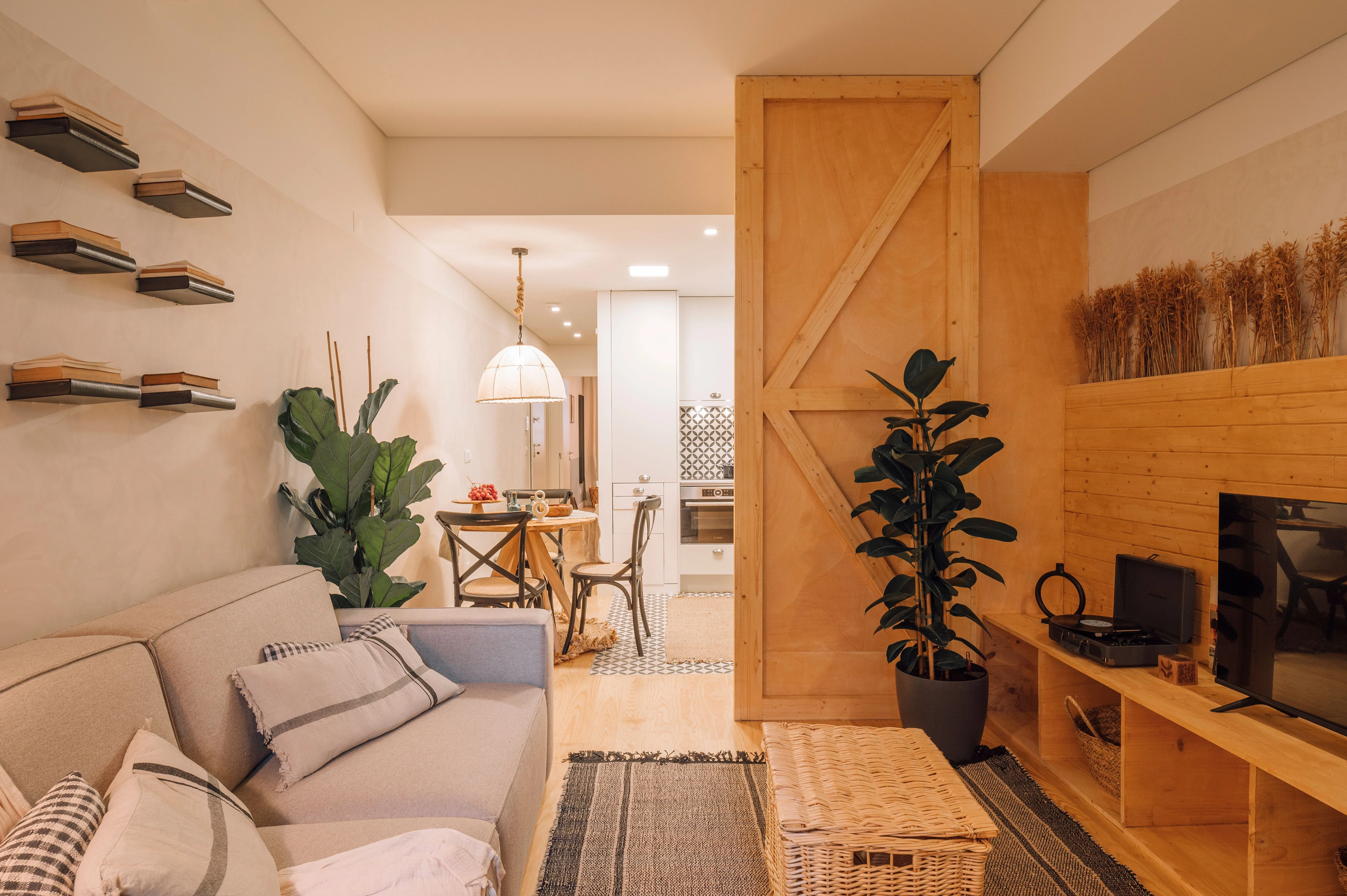 Luxurious Lisbon Flat With Gigabit Internet & Ergonomic Home Office Setup #4