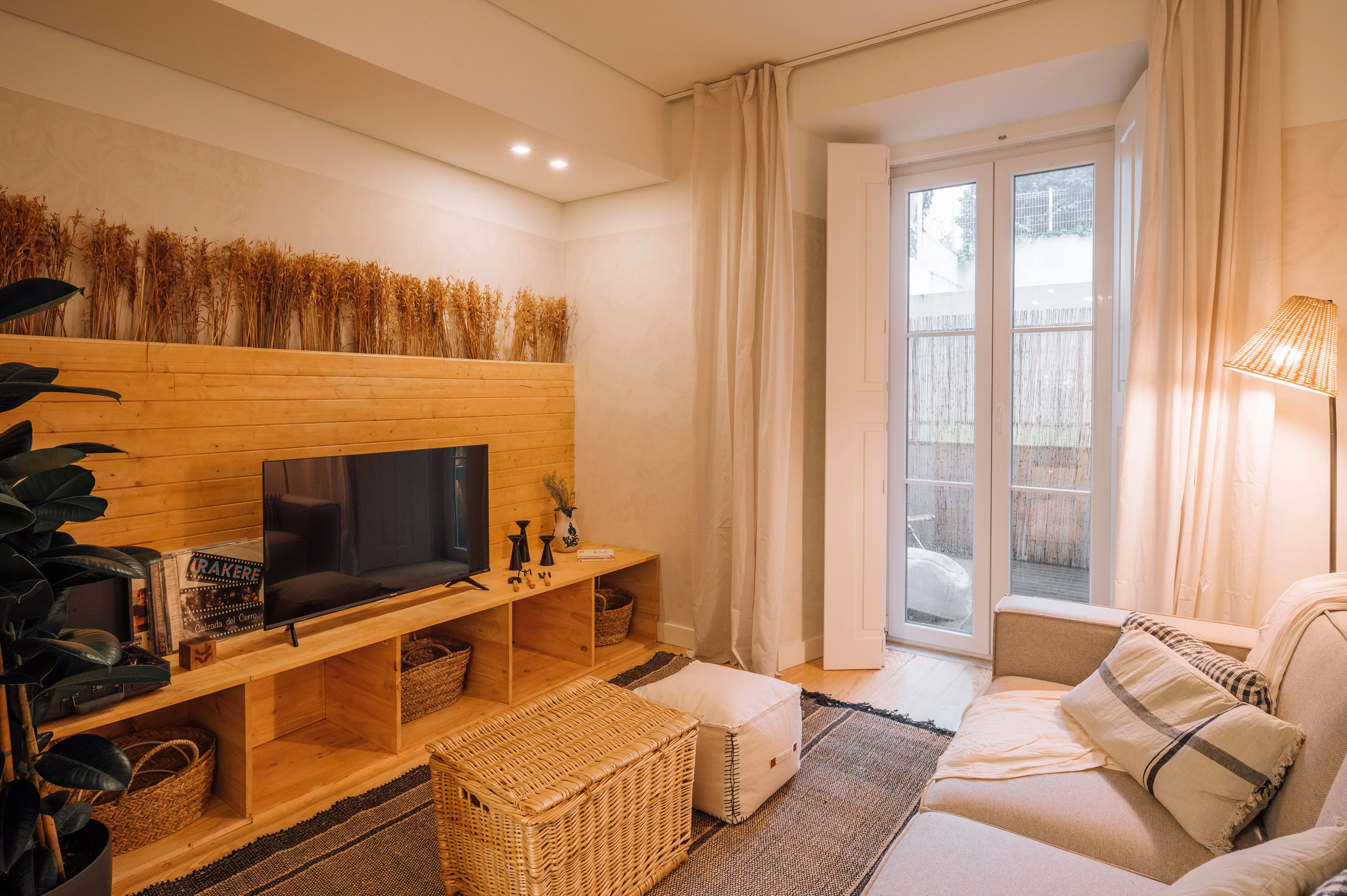 Luxurious Lisbon Flat With Gigabit Internet & Ergonomic Home Office Setup #5