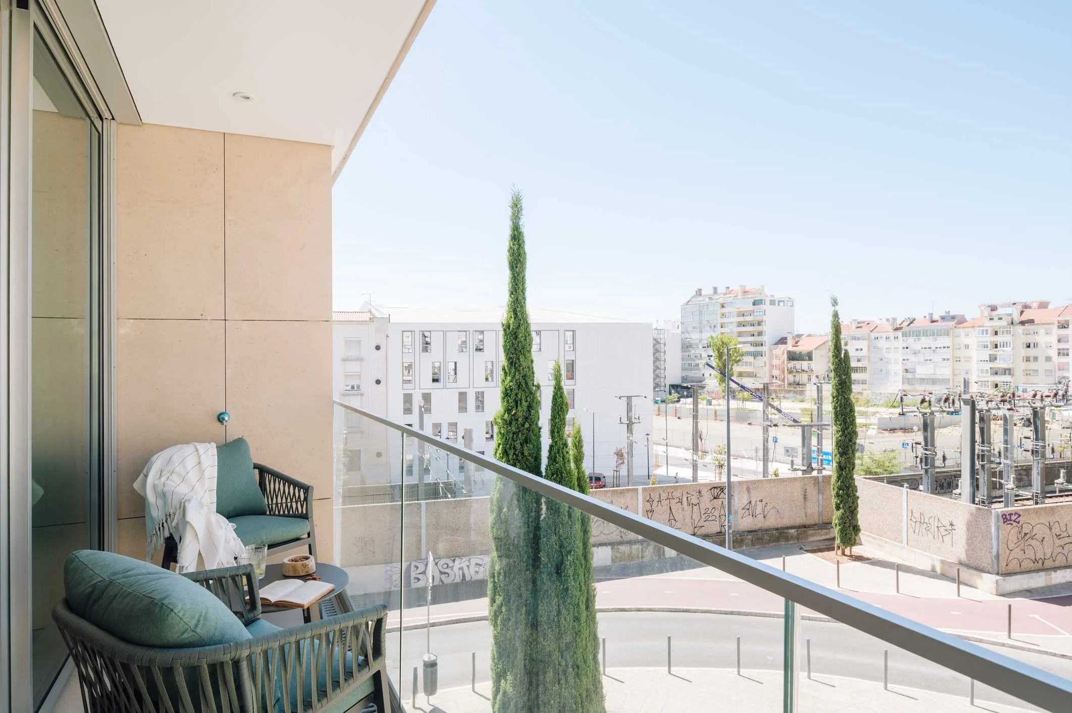 Spacious Lisbon Flat With Gigabit Internet & Pro Home Office Setup For Remote Work #5