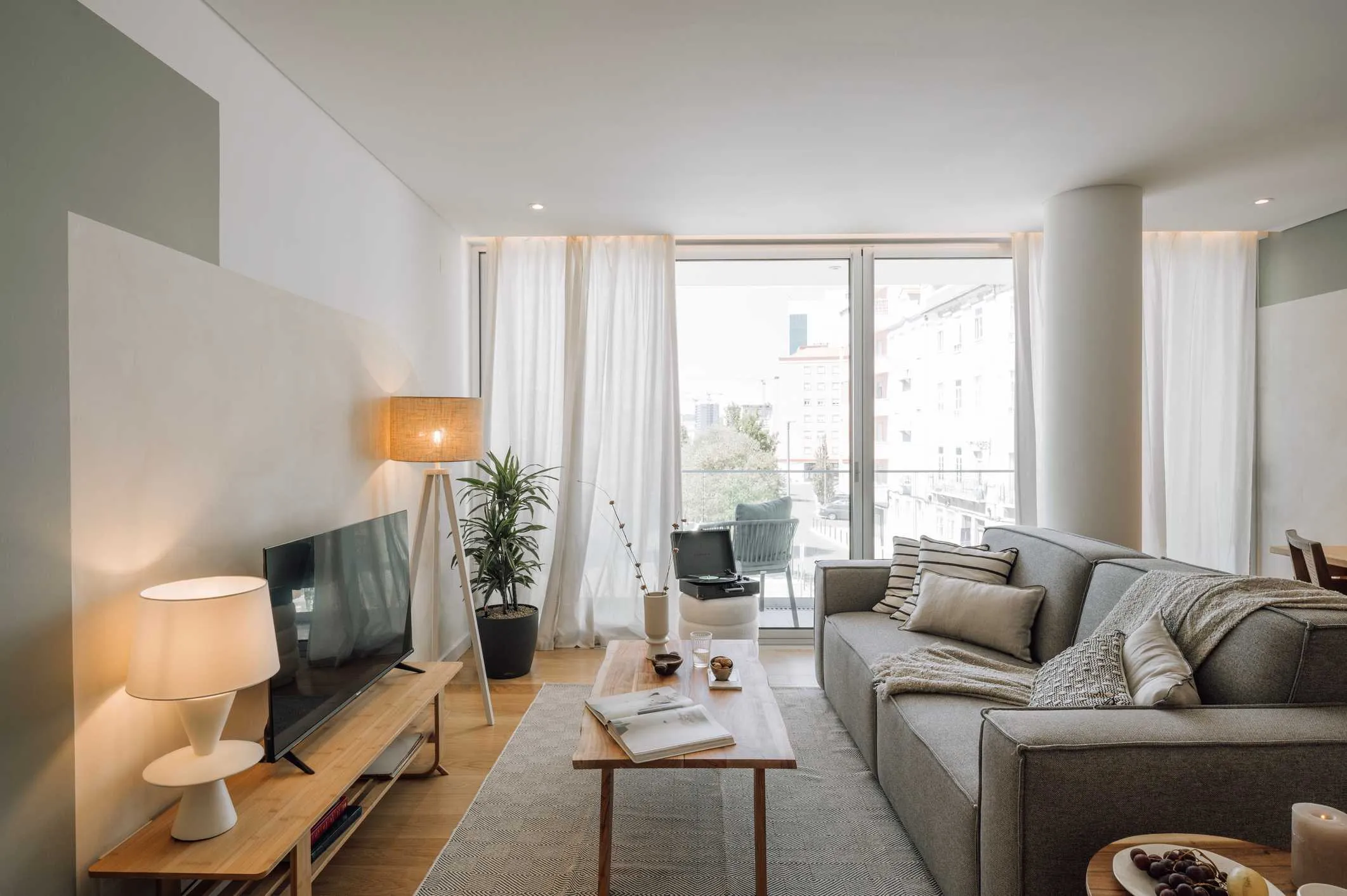 Spacious Lisbon Flat With Gigabit Internet & Pro Home Office Setup For Remote Work #4