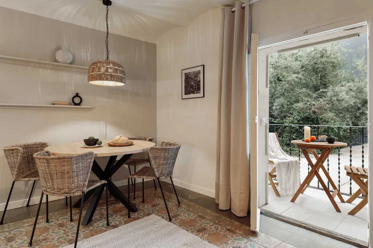 Designer Barcelona Flat With High-speed Fiber & Dual Monitors For Remote Work #4