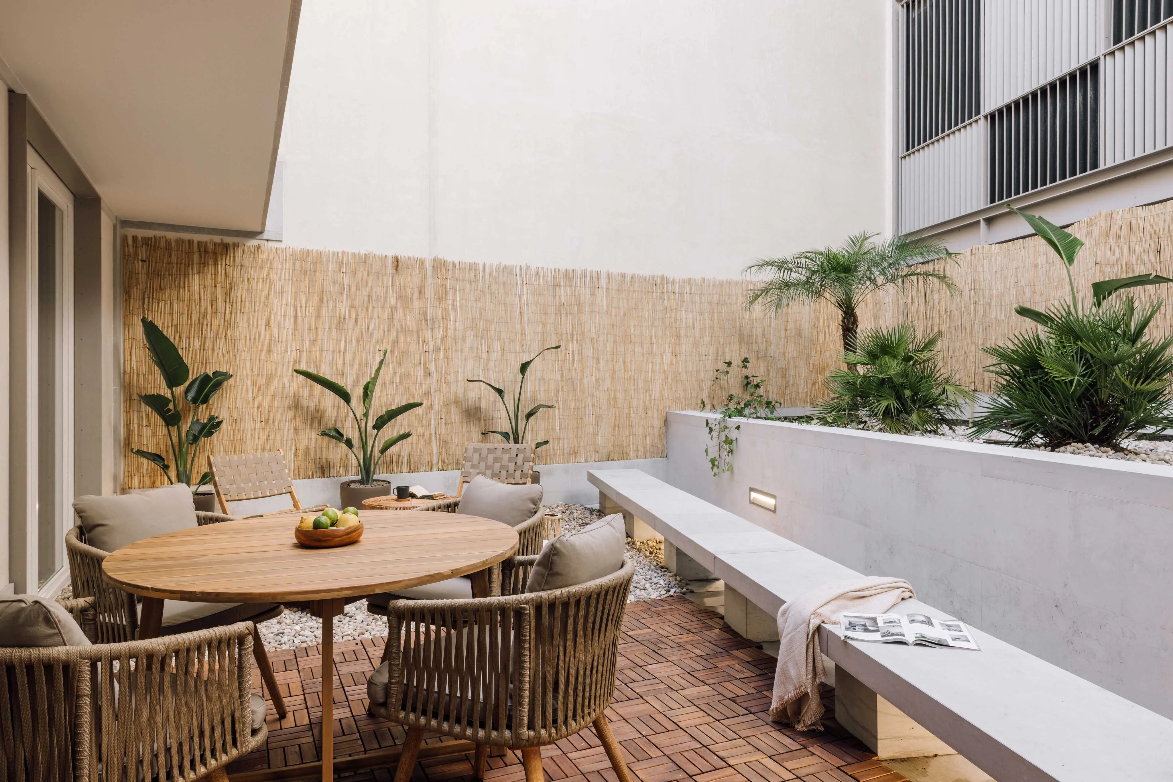 Refined Lisbon Apartment With High-speed Fiber & Professional Home Office Setup #4