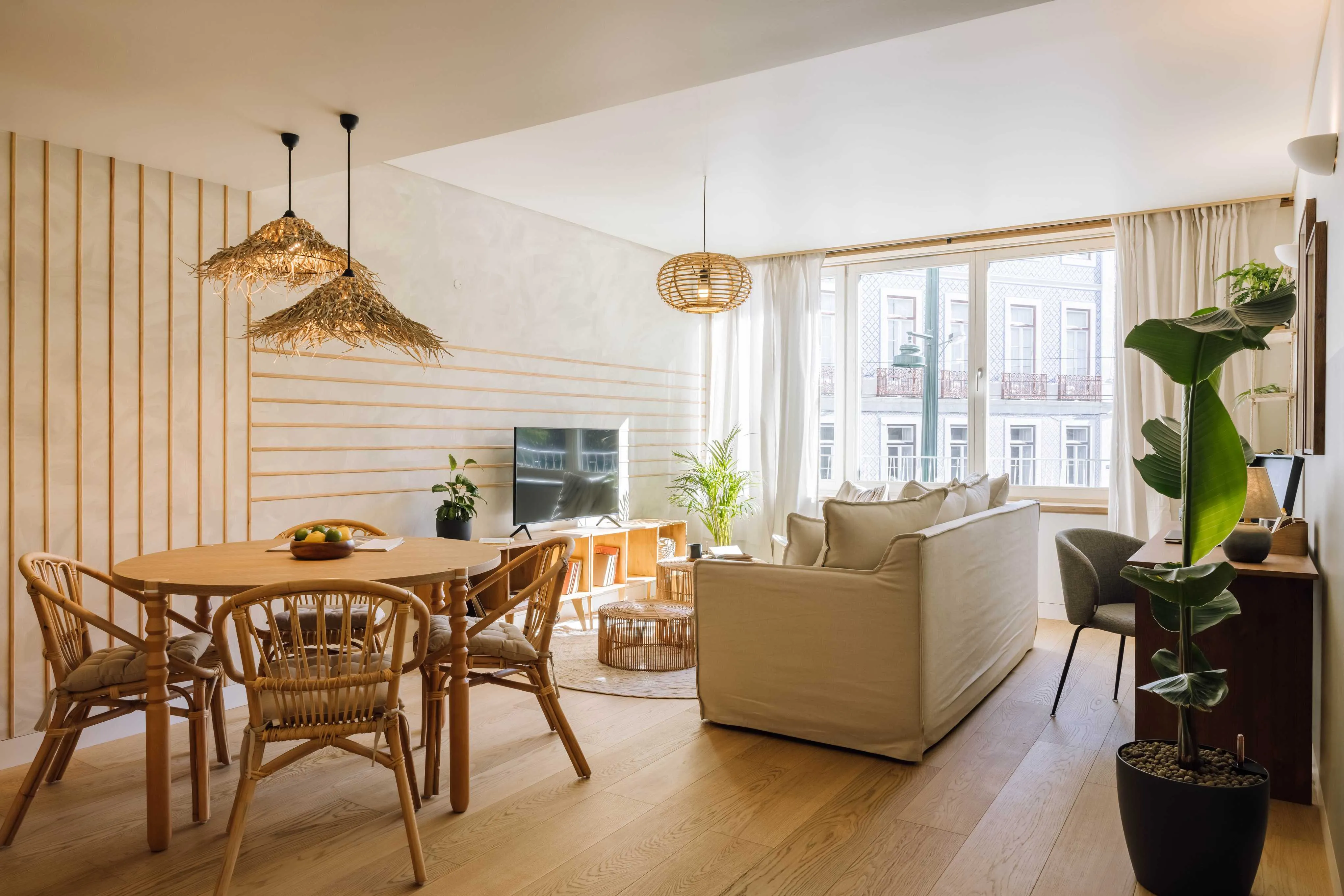 Refined Lisbon Apartment With High-speed Fiber & Professional Home Office Setup #5