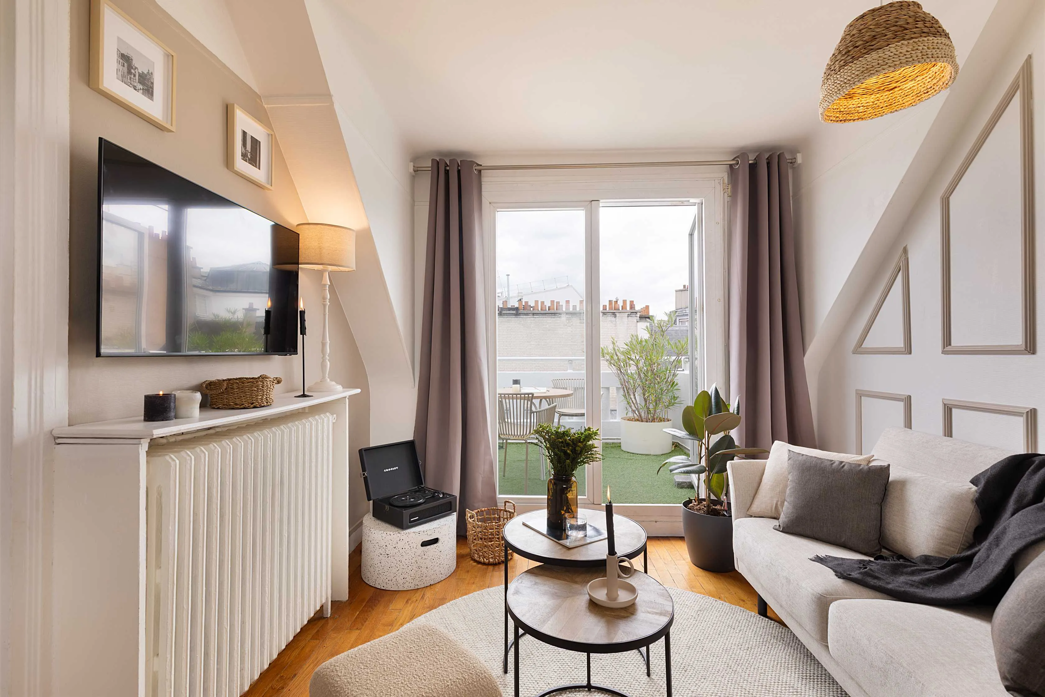 Urban Paris Studio With Ultra-fast Wifi, Pro Monitors & Chef's Kitchen For Remote Work #4