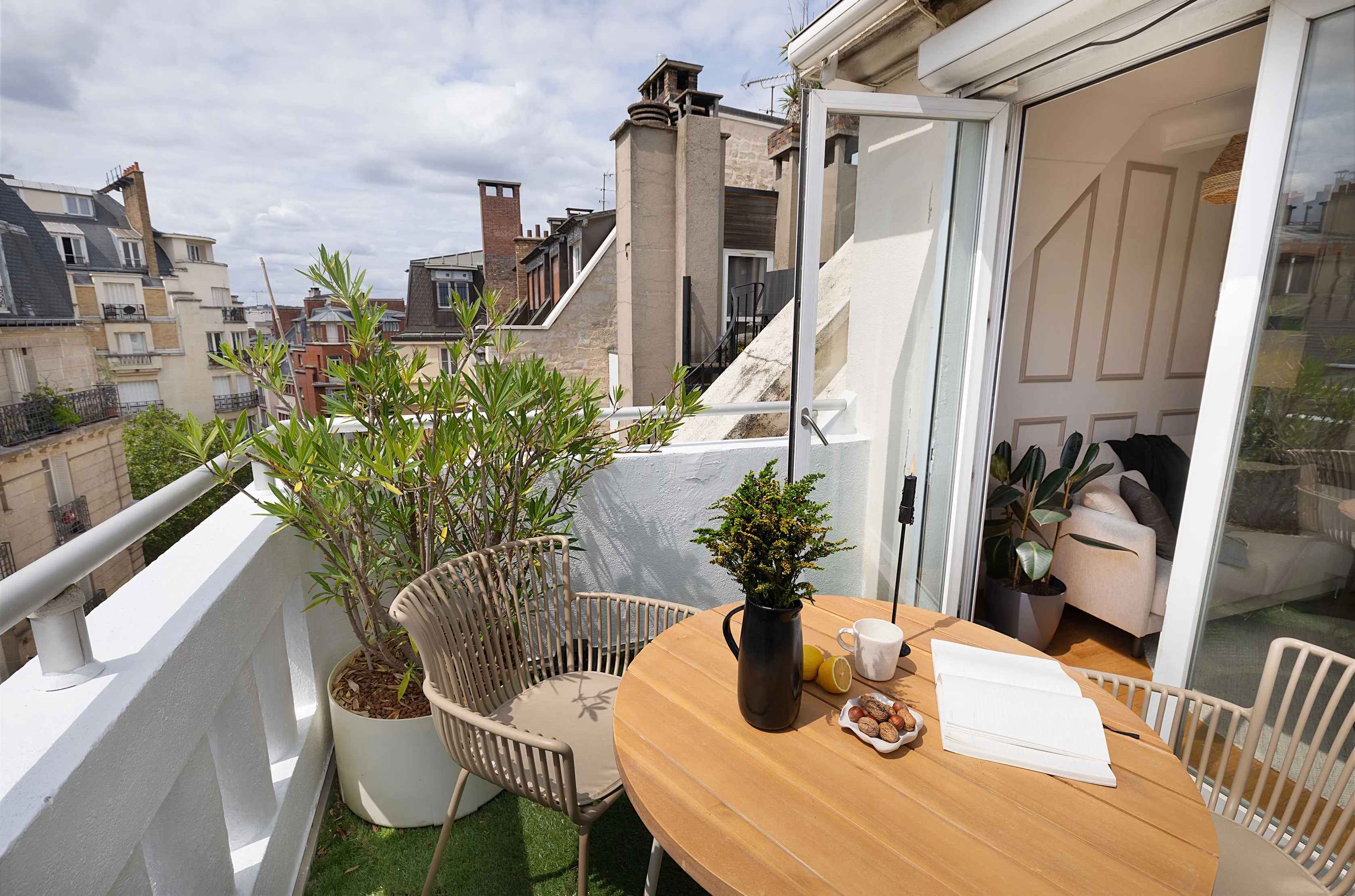 Urban Paris Studio With Ultra-fast Wifi, Pro Monitors & Chef's Kitchen For Remote Work #3