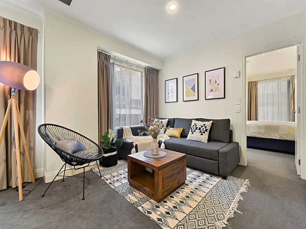 Contemporary Compact City Flat On Queen St, Auckland - Home Office Nook, Gym & Pool