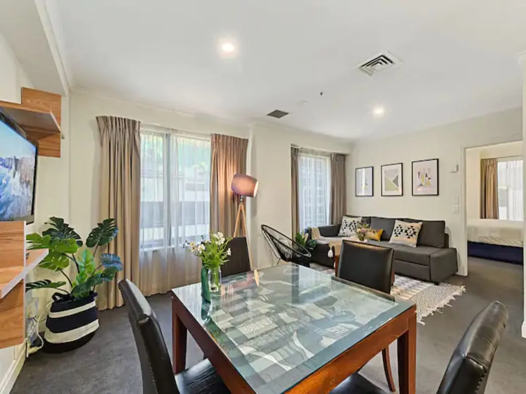 Contemporary Compact City Flat On Queen St, Auckland - Home Office Nook, Gym & Pool #2