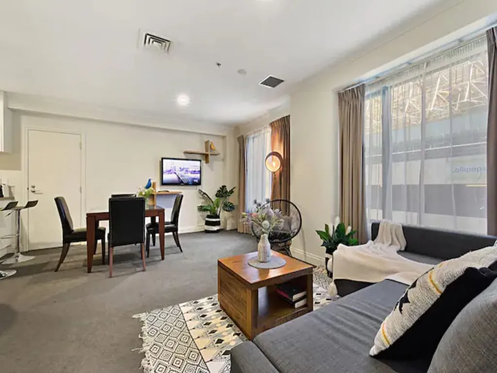 Contemporary Compact City Flat On Queen St, Auckland - Home Office Nook, Gym & Pool #3