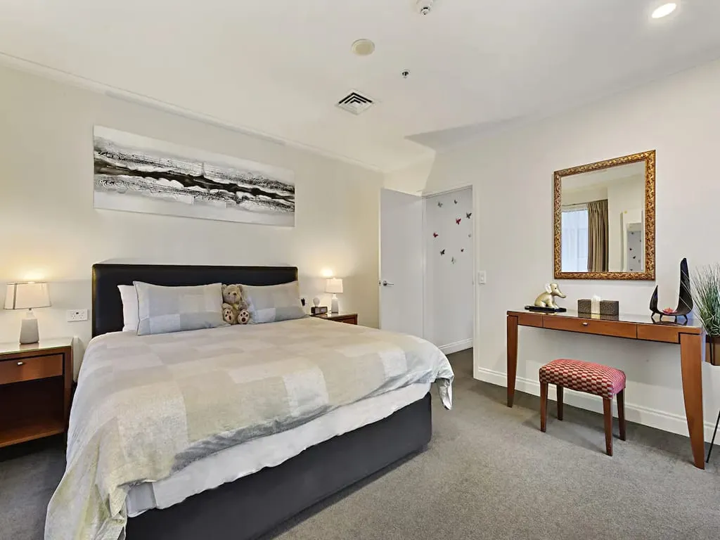 Contemporary Compact City Flat On Queen St, Auckland - Home Office Nook, Gym & Pool #4