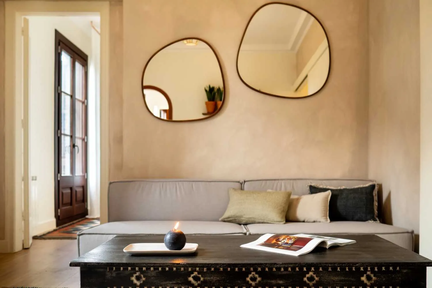 Contemporary Barcelona Flat With Premium Home Office Setup And Streaming Gear #4