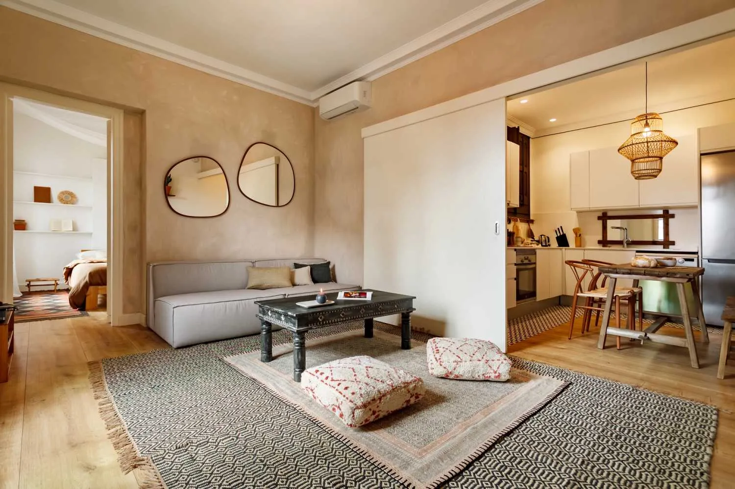 Contemporary Barcelona Flat With Premium Home Office Setup And Streaming Gear #2