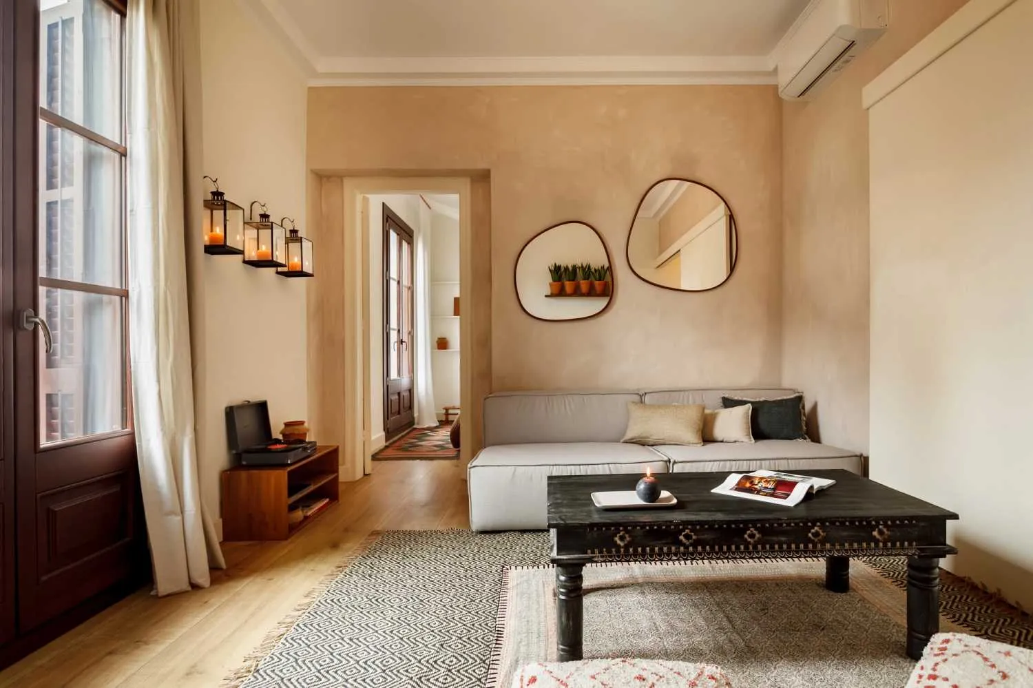 Contemporary Barcelona Flat With Premium Home Office Setup And Streaming Gear #3