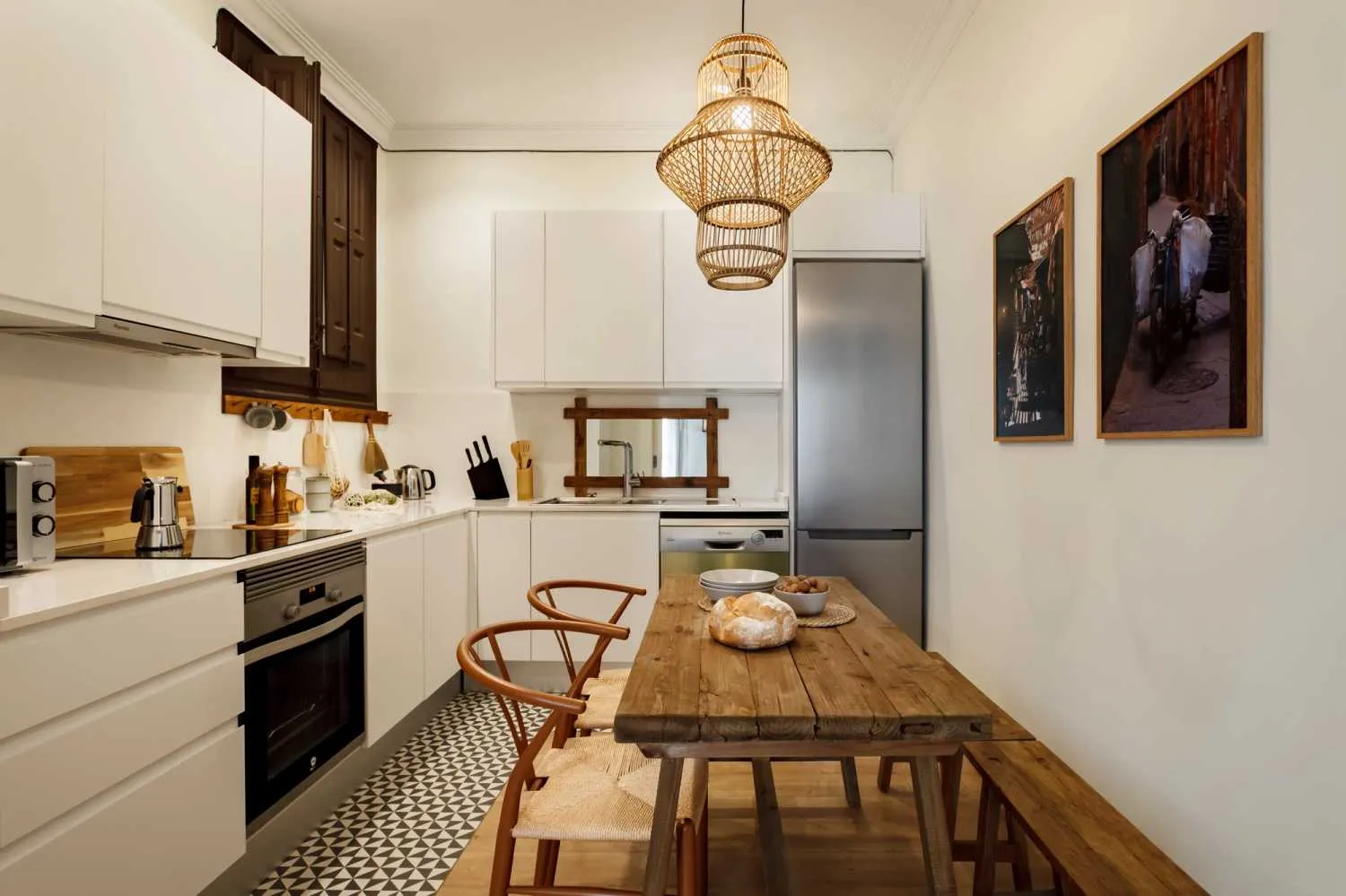Contemporary Barcelona Flat With Premium Home Office Setup And Streaming Gear #5