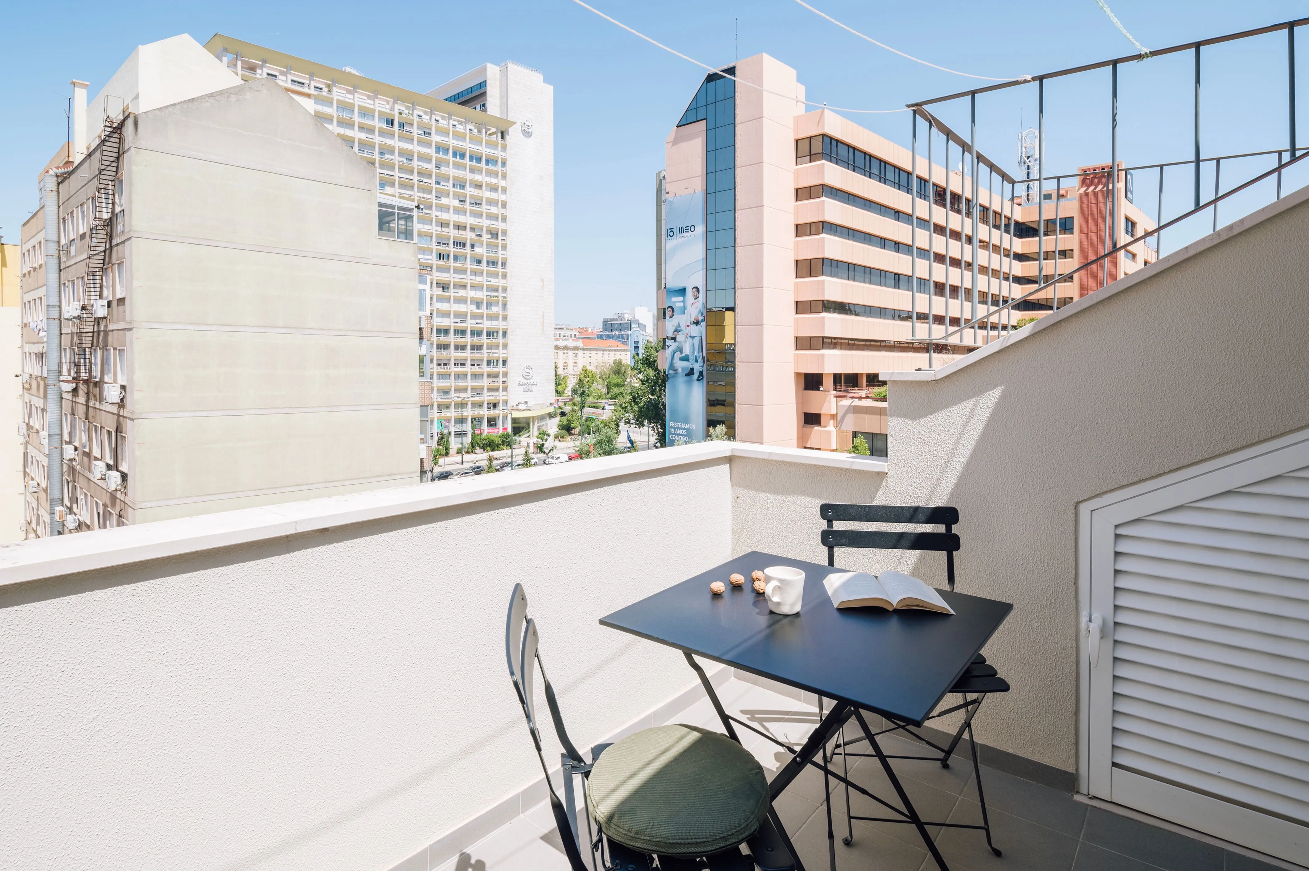 Chic Lisbon Flat With Ultra-fast Wifi, Dual Monitors & Premium Home Office Space #3