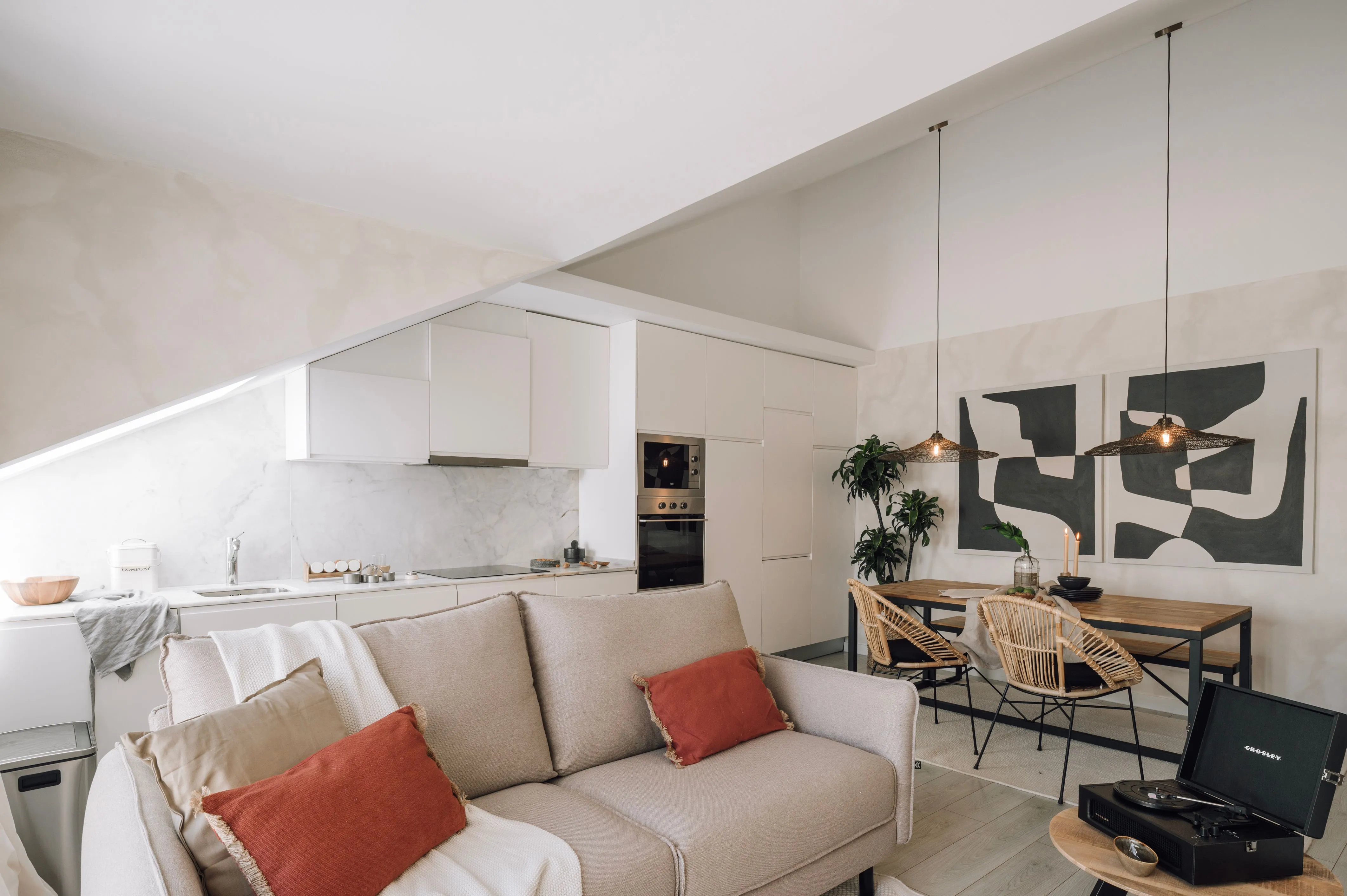 Chic Lisbon Flat With Ultra-fast Wifi, Dual Monitors & Premium Home Office Space #5