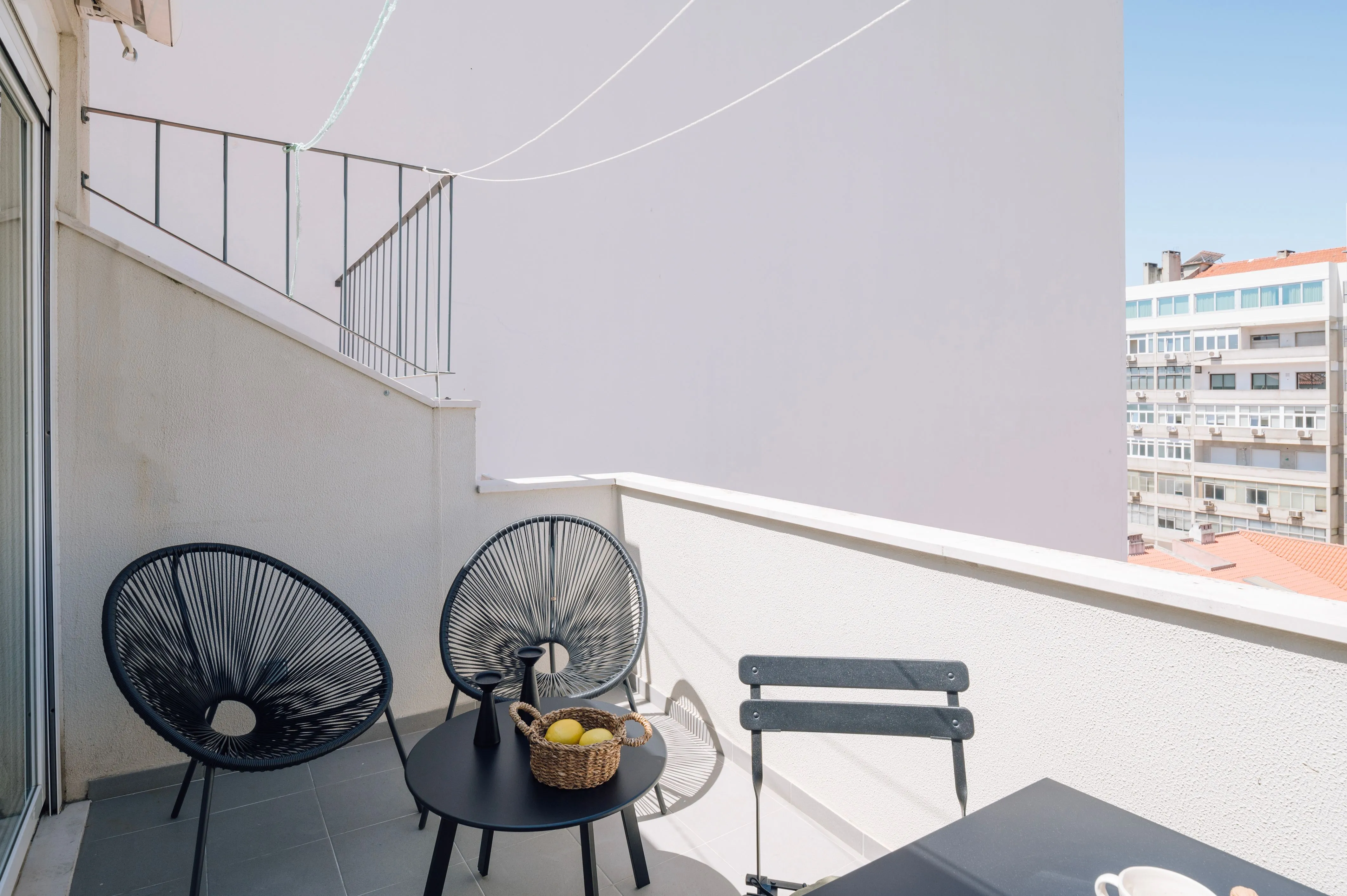 Chic Lisbon Flat With Ultra-fast Wifi, Dual Monitors & Premium Home Office Space #2