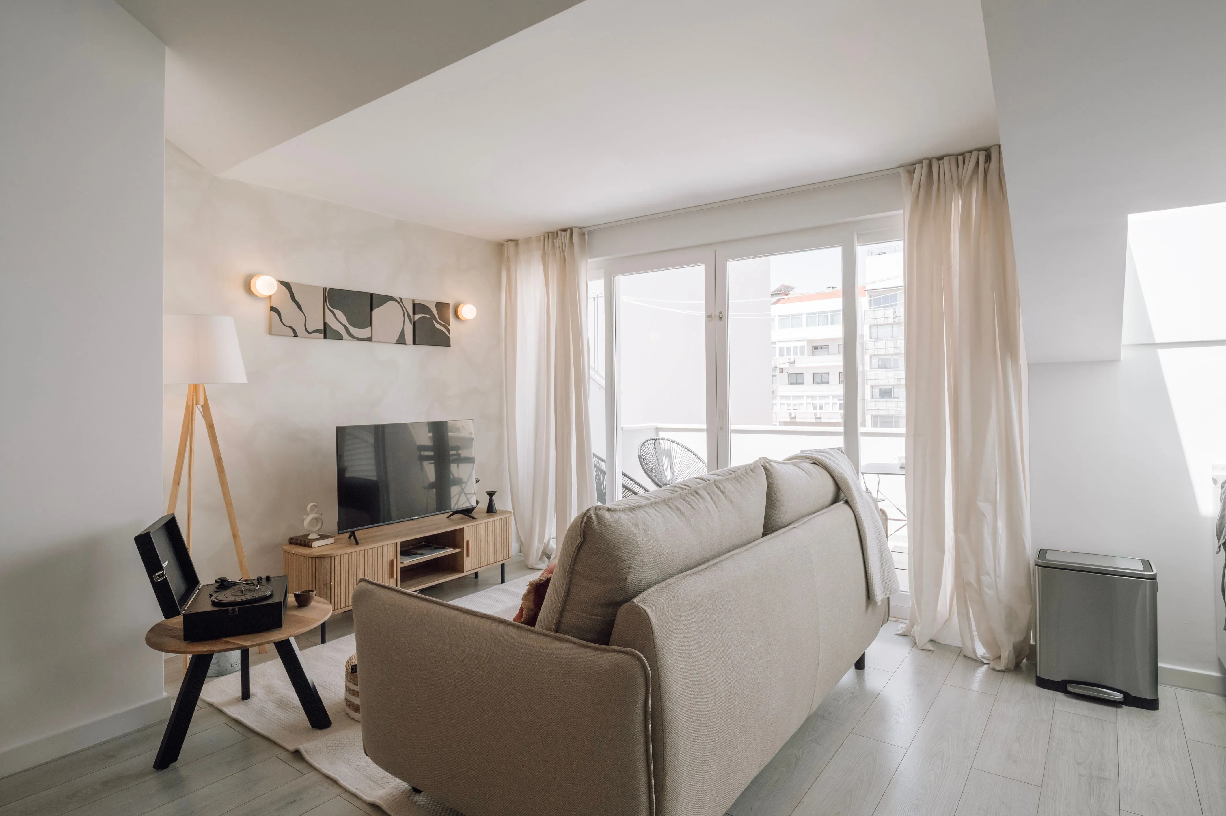Chic Lisbon Flat With Ultra-fast Wifi, Dual Monitors & Premium Home Office Space #4