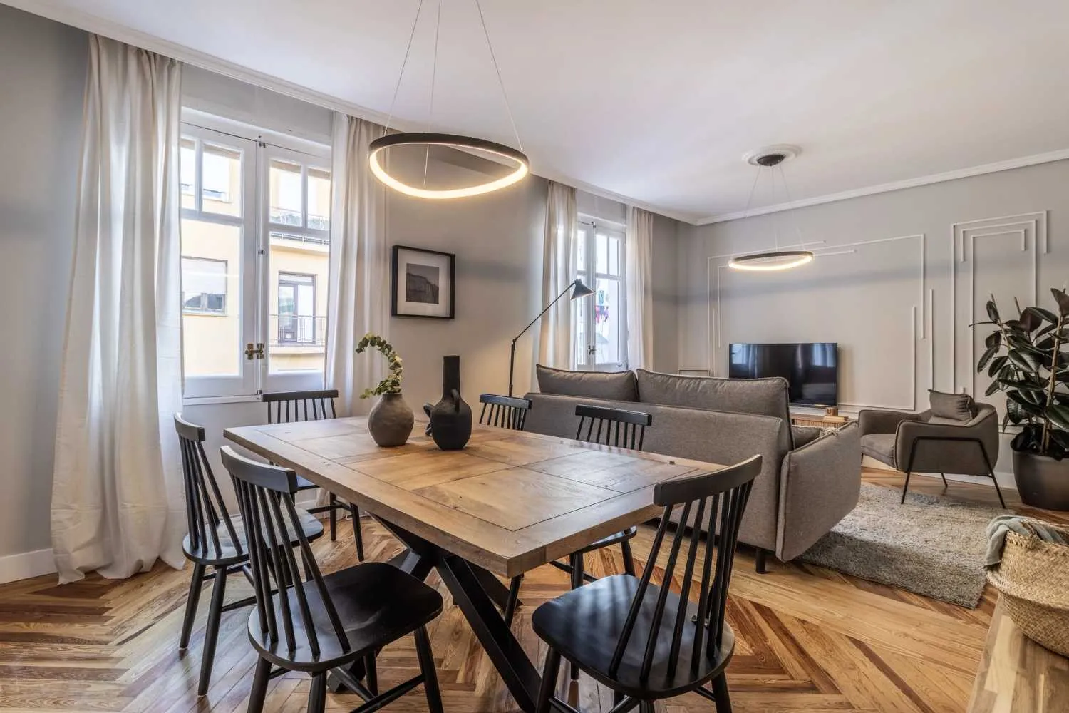 Designer Madrid Flat With Pro Workspace & Streaming Setup For Remote Work Success #2