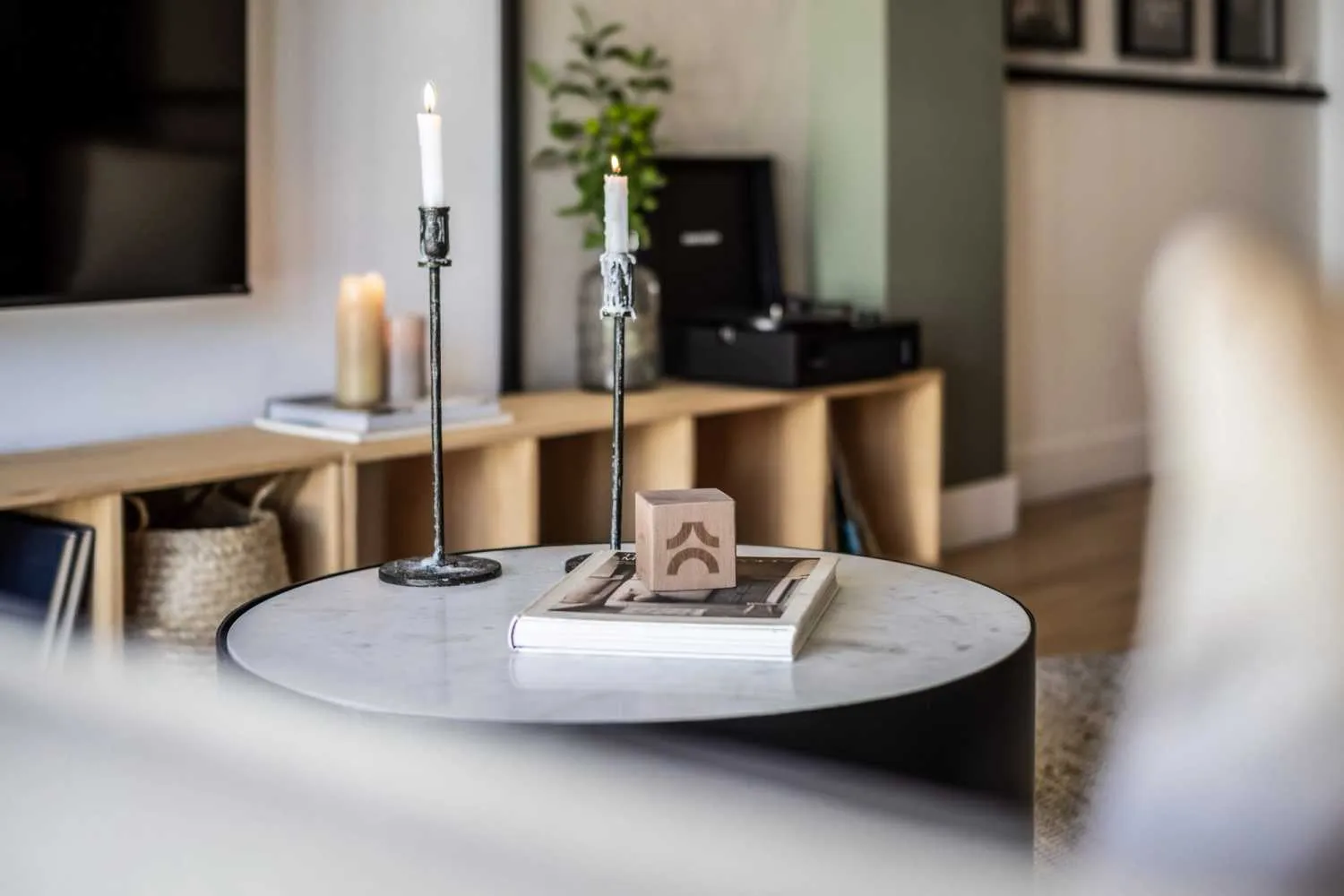 Airy Madrid Designer Flat With Gigabit Internet & Pro Home Office Setup #5