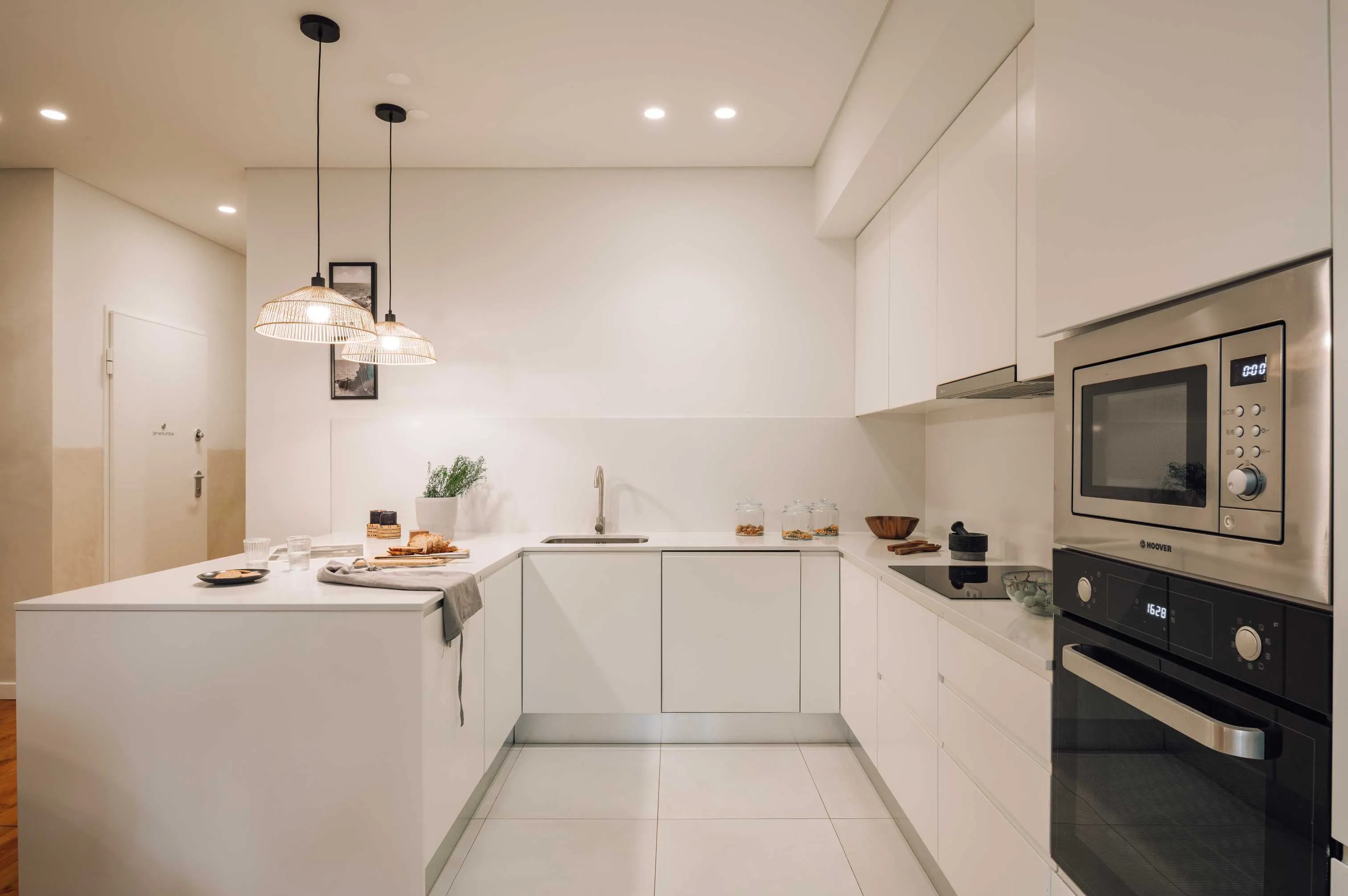 Spacious Lisbon Flat With Ultra-fast Wifi, Dual Monitors & Modern Kitchen For Remote Work #3