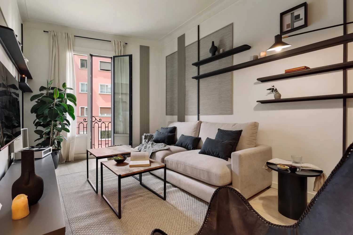 Upscale Barcelona Flat With High-speed Fiber & Ergonomic Home Office Setup #2