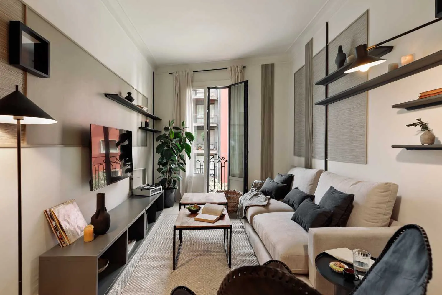 Upscale Barcelona Flat With High-speed Fiber & Ergonomic Home Office Setup #3