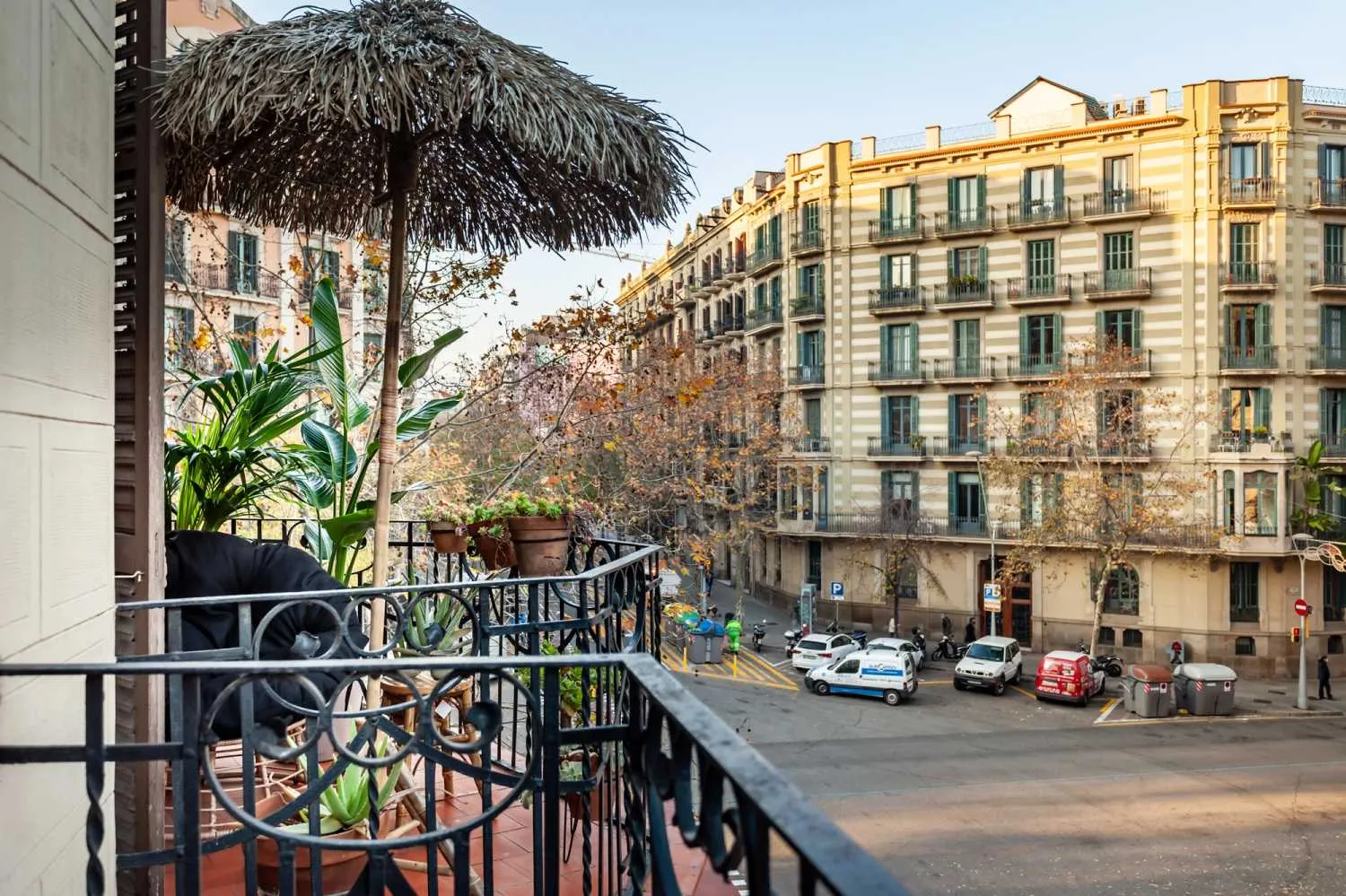 Premium Barcelona Flat With Gigabit Internet & Pro Workspace Setup For Digital Nomads #5