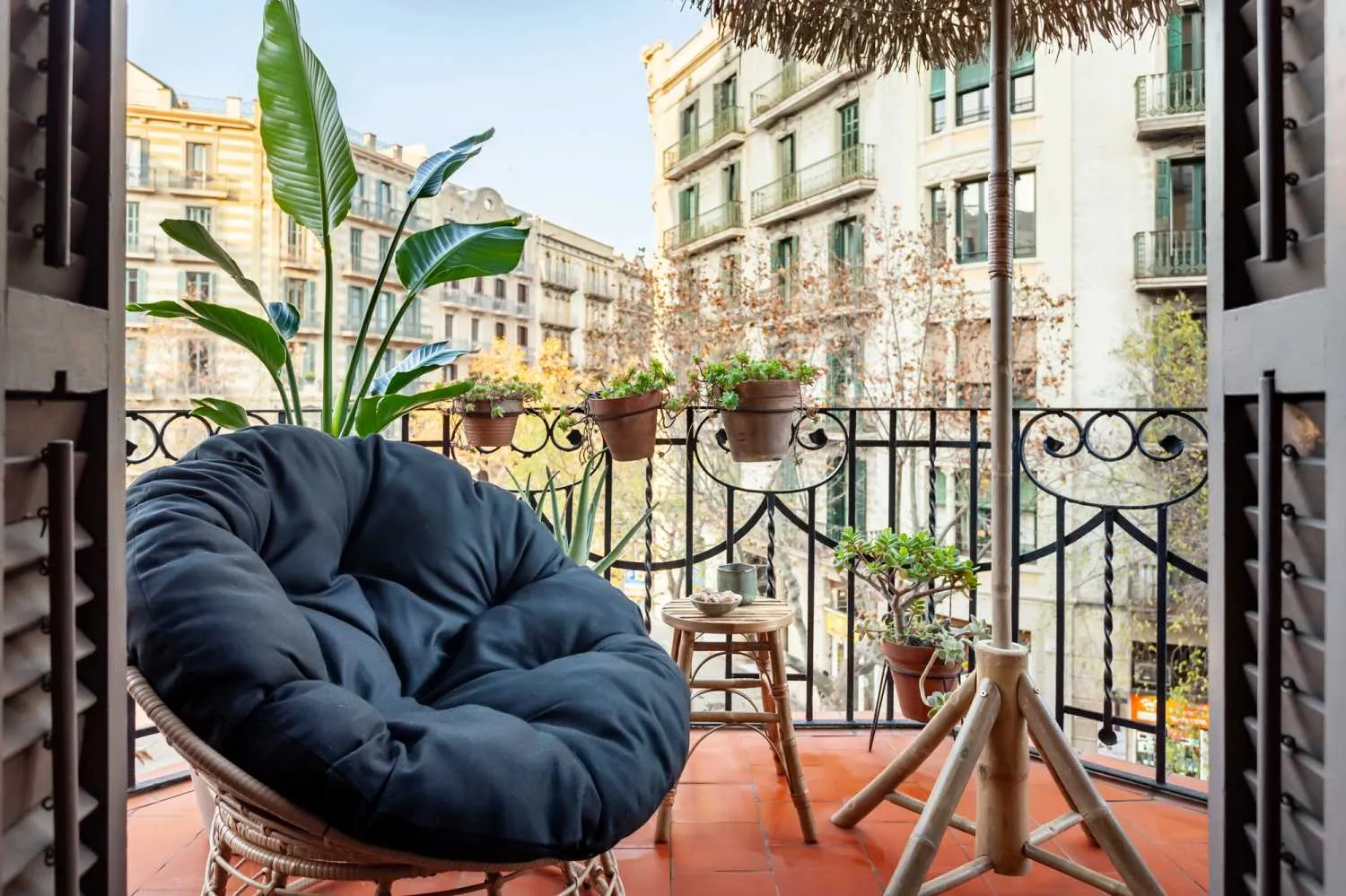 Premium Barcelona Flat With Gigabit Internet & Pro Workspace Setup For Digital Nomads #4
