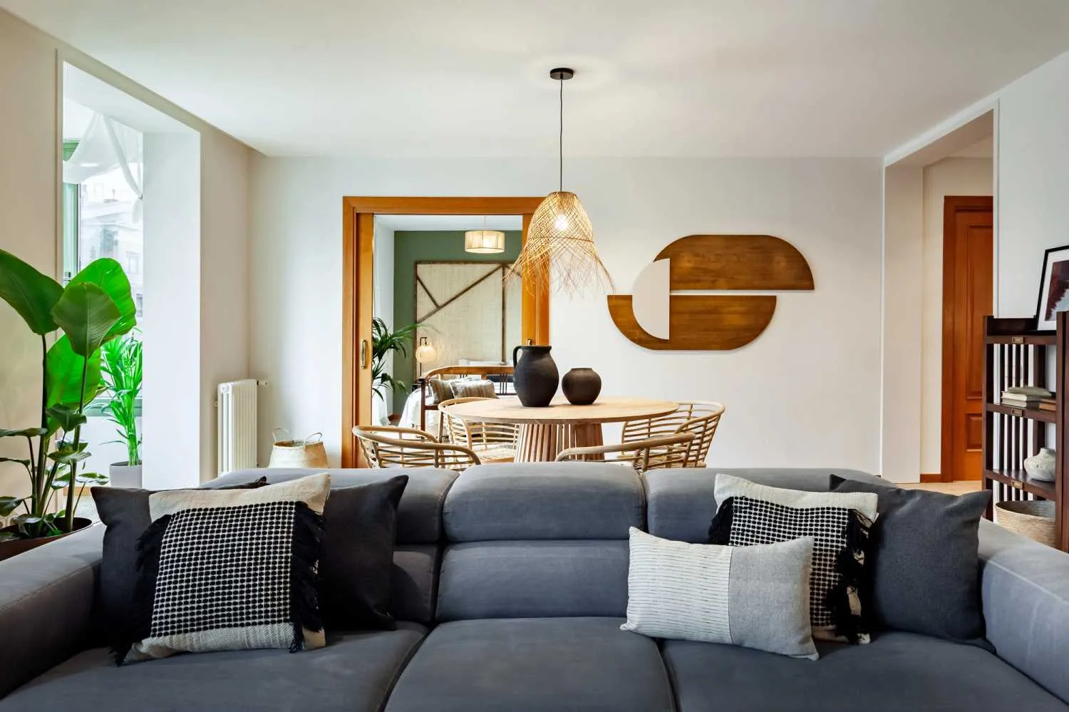 Trendy 3-bed City Flat With High-speed Fiber & Professional Home Office Setup In Barcelona #5
