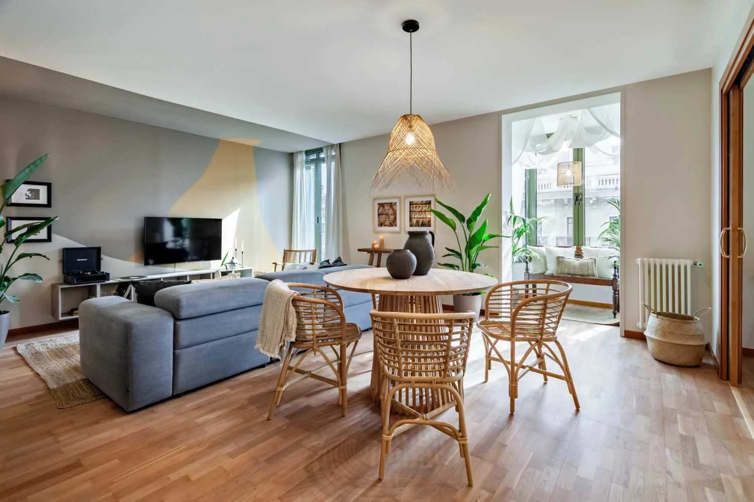 Trendy 3-bed City Flat With High-speed Fiber & Professional Home Office Setup In Barcelona #2