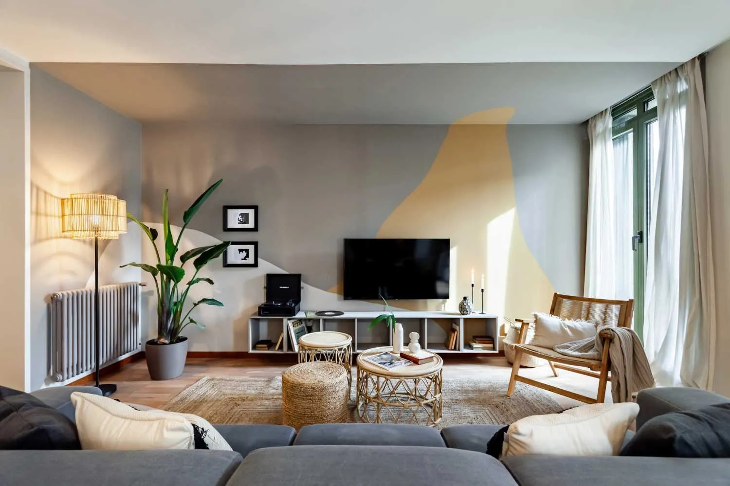Trendy 3-bed City Flat With High-speed Fiber & Professional Home Office Setup In Barcelona #3