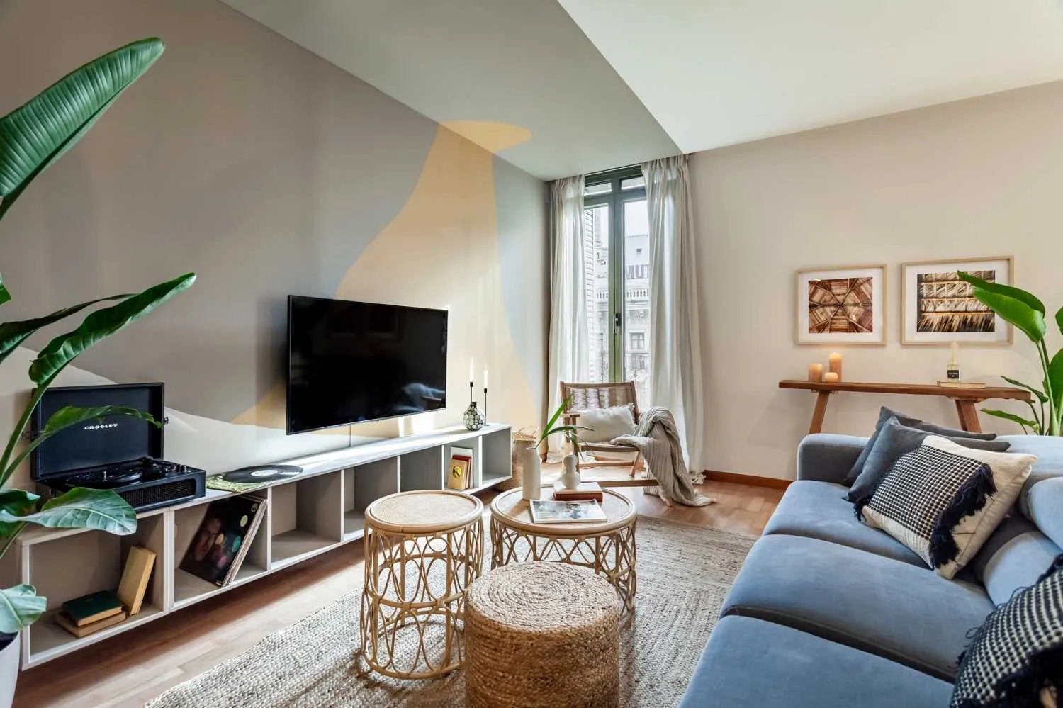 Trendy 3-bed City Flat With High-speed Fiber & Professional Home Office Setup In Barcelona #4