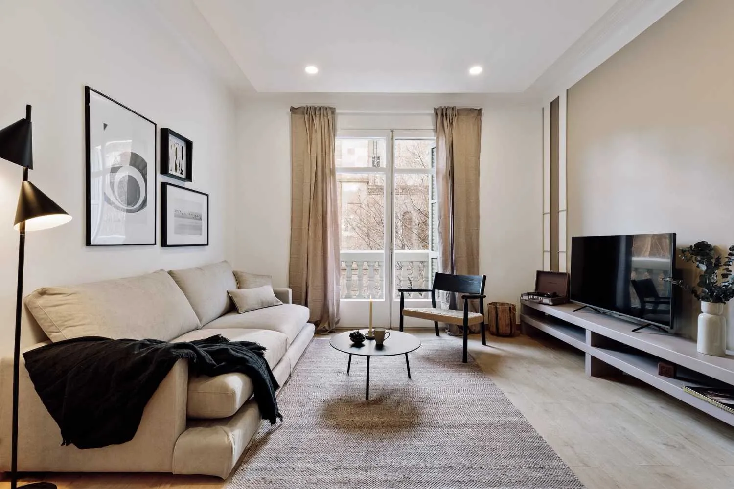 Trendy Barcelona Flat With Gigabit Internet & Professional Home Office Setup #4
