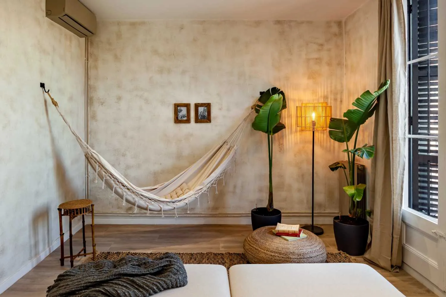 Spacious Designer Flat With Pro Home Office In Barcelona Featuring Ultra-fast Wifi #3