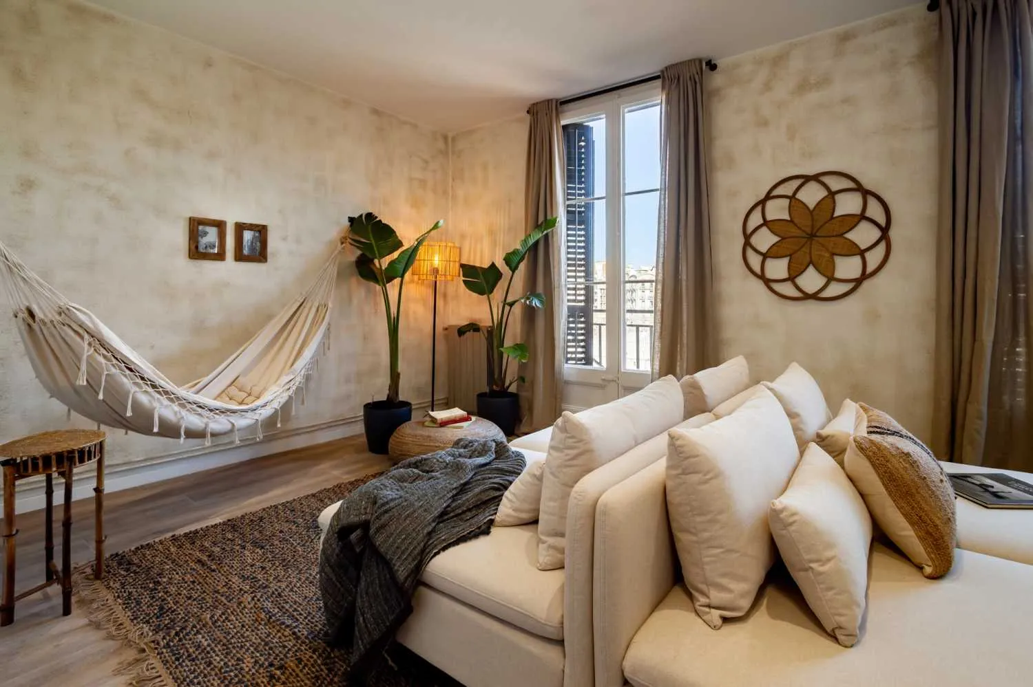 Spacious Designer Flat With Pro Home Office In Barcelona Featuring Ultra-fast Wifi #2