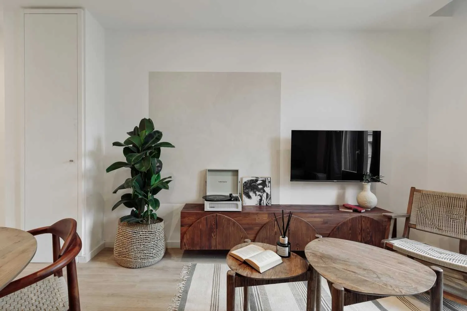 Spacious Barcelona Flat With Premium Home Office & Ultra-fast Wifi For Remote Work #3