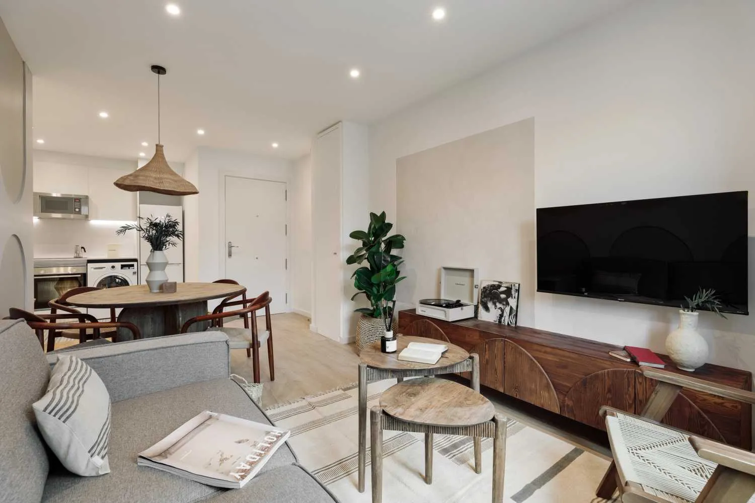 Spacious Barcelona Flat With Premium Home Office & Ultra-fast Wifi For Remote Work #2