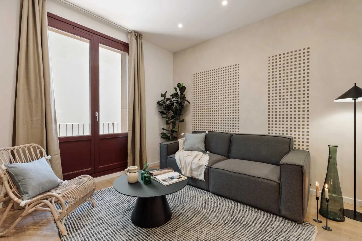 Airy Chic Flat With Gigabit Internet & Pro Workspace In Barcelona For Remote Work #2