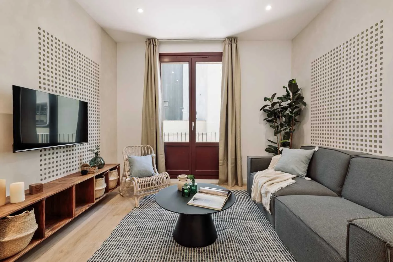Airy Chic Flat With Gigabit Internet & Pro Workspace In Barcelona For Remote Work #3