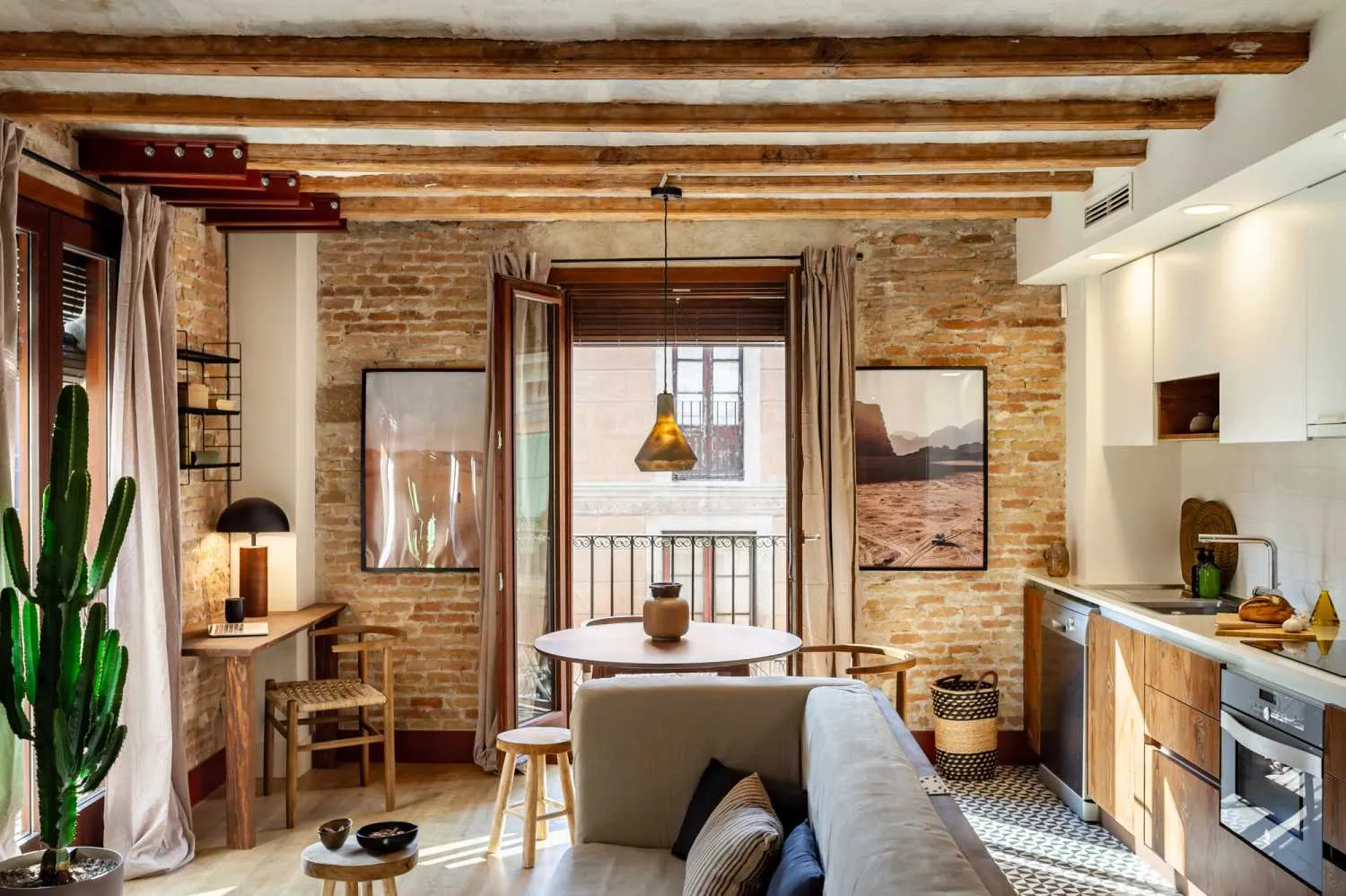 Designer 50m2 Barcelona Flat With Ultra-fast Wifi And Pro Workspace For Digital Nomads #2