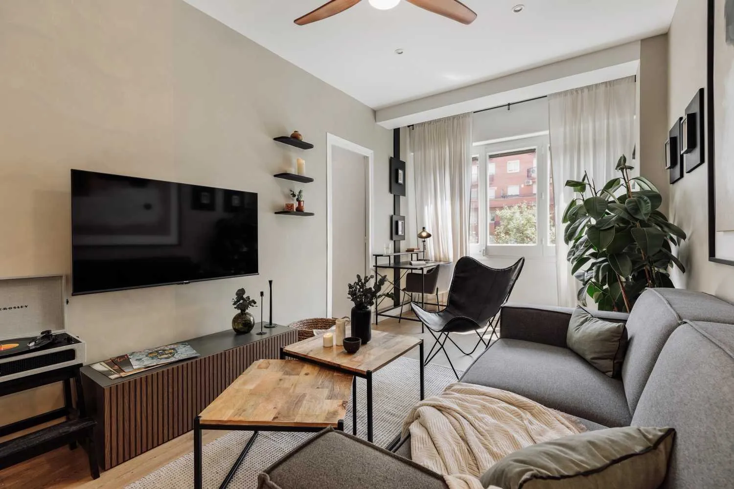 Refined Barcelona Flat With Pro Workspace & Ultra-fast Wifi For Digital Nomads #3