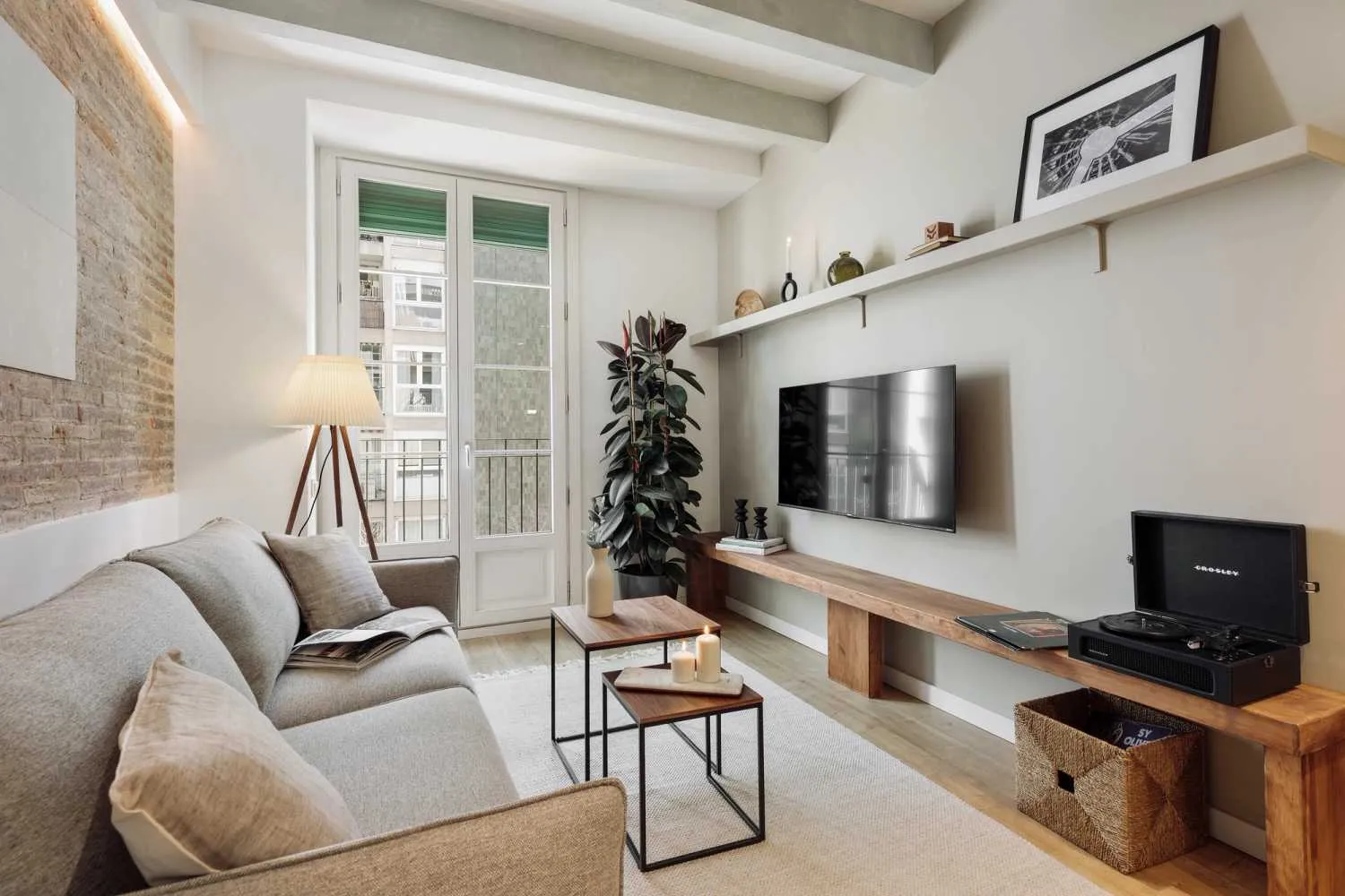 Curated 1br Flat With Pro Monitors & Fast Fiber For Remote Work In Barcelona #2